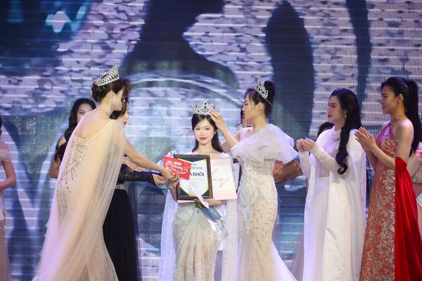 Khoảnh khắc đăng quang của người đẹp Hà thành Minh Châu. Khoảnh khắc đăng quang của người đẹp Hà thành Minh Châu.