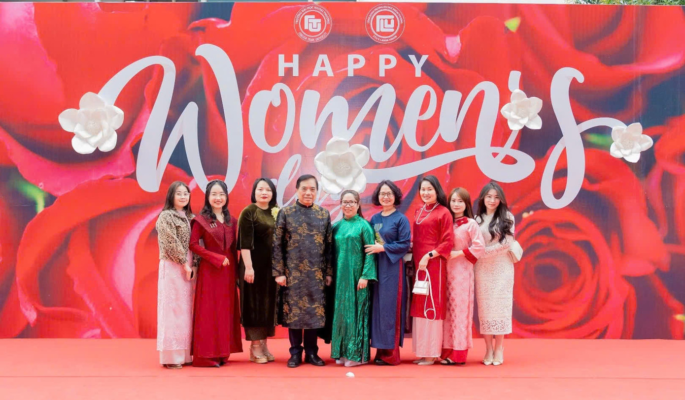 Hoa Minh chụp cùng thầy Hiệu trưởng và các nữ giảng viên Trường Đại học Ngoại thương.