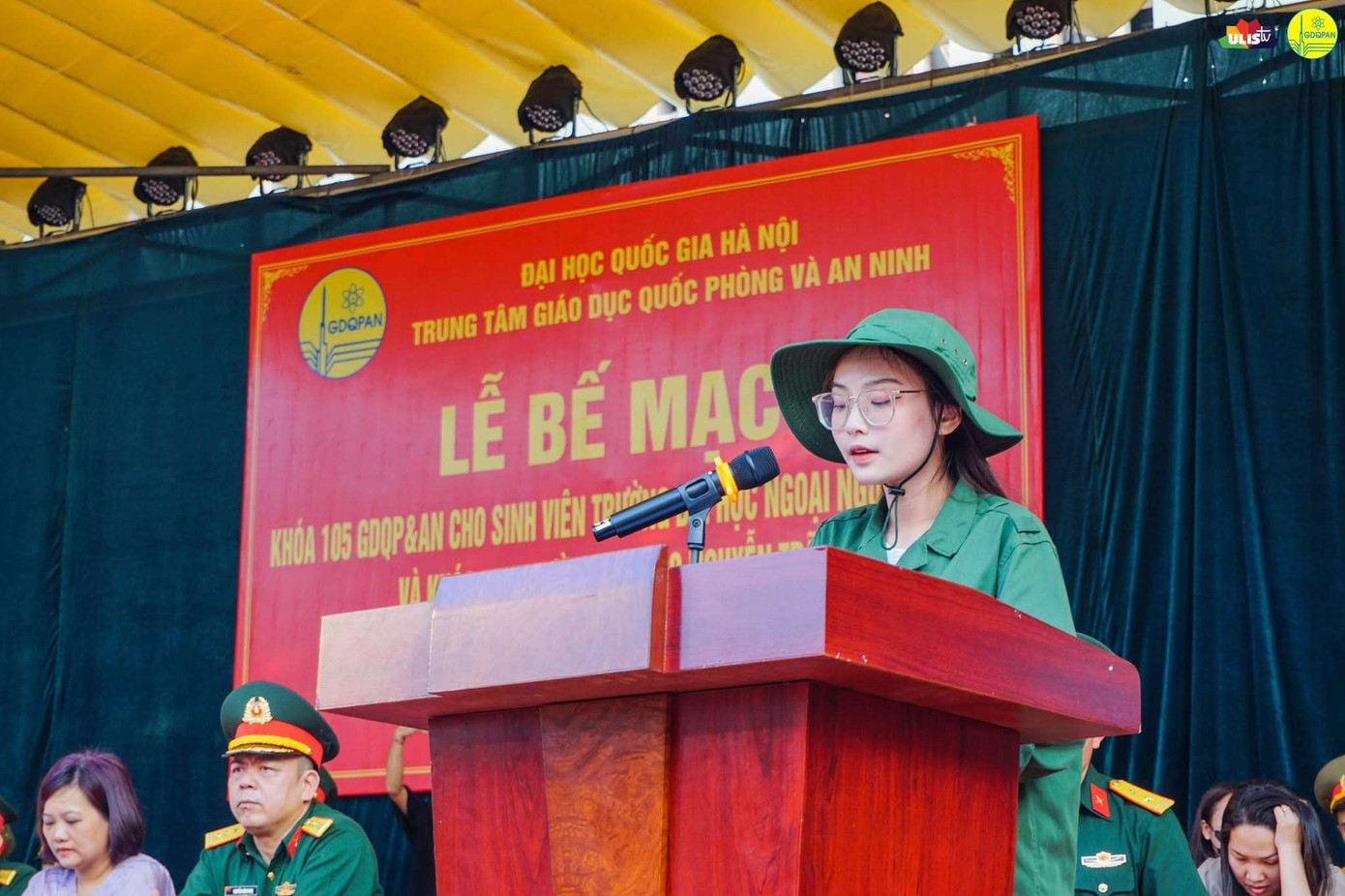 Đại diện cho Khoá 105 và 106 học GDQPAN tại Trung tâm GDQPAN - ĐHQGHN phát biểu cảm nghĩ cuối khoá. Đại diện cho Khoá 105 và 106 học GDQPAN tại Trung tâm GDQPAN - ĐHQGHN phát biểu cảm nghĩ cuối khoá.