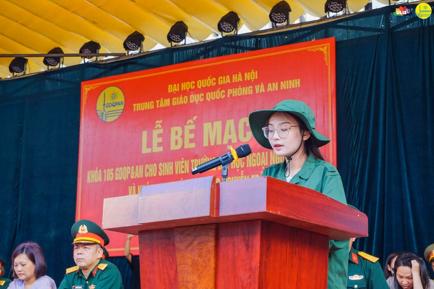 Đại diện cho Khoá 105 và 106 học GDQPAN tại Trung tâm GDQPAN - ĐHQGHN phát biểu cảm nghĩ cuối khoá.