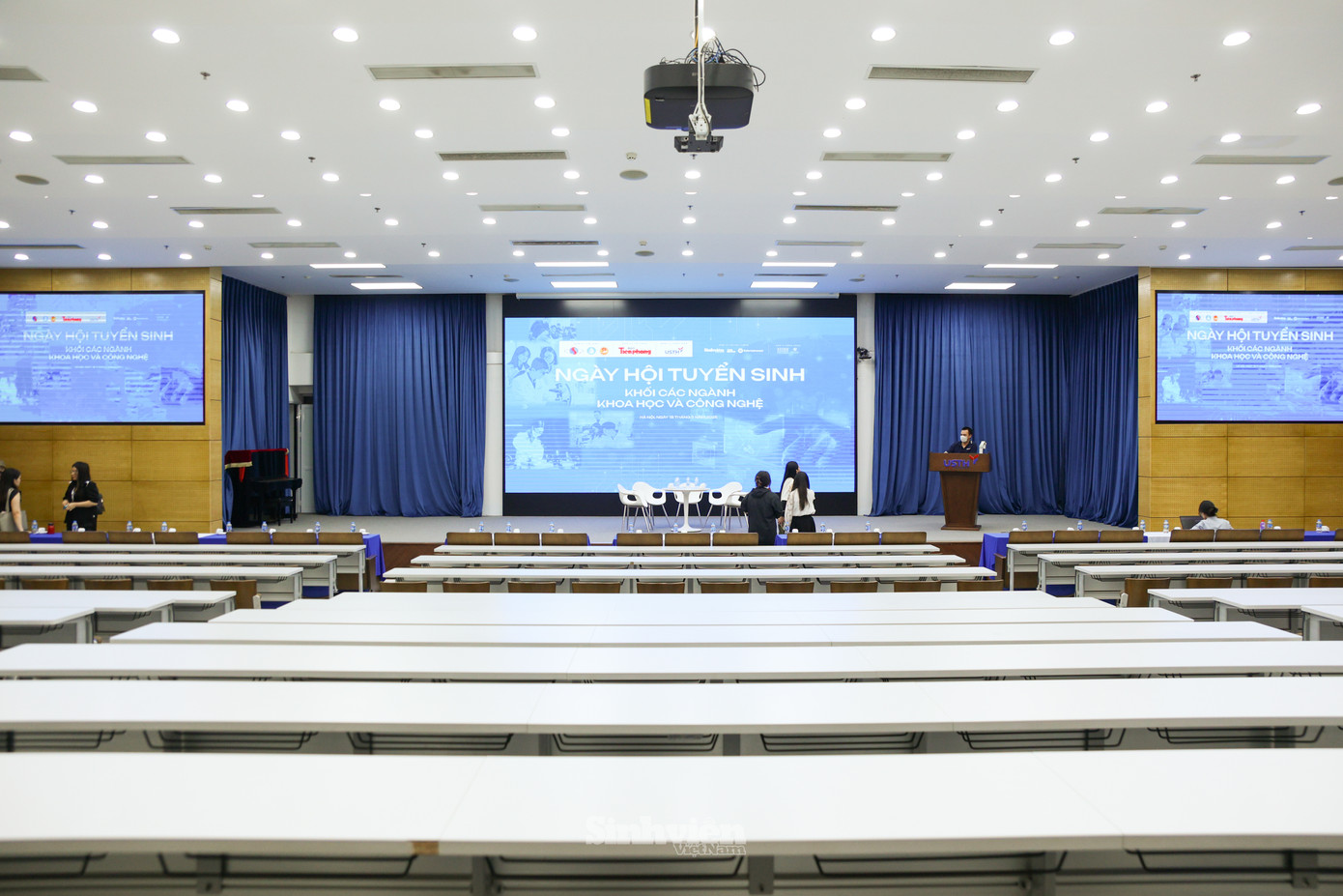 BTC đã hoàn tất công tác chuẩn bị, sẵn sàng chào đón hàng ngàn học sinh và phụ huynh đến tham dự. BTC đã hoàn tất công tác chuẩn bị, sẵn sàng chào đón hàng ngàn học sinh và phụ huynh đến tham dự.