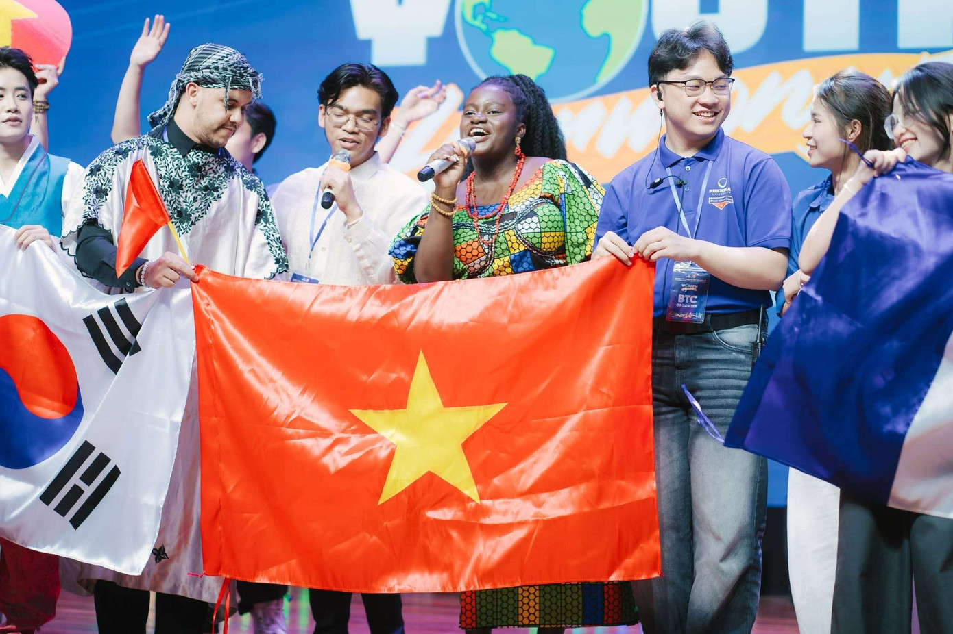 Khi ánh nhìn của bạn bè năm châu khiến cậu càng thêm tự hào về quê hương mình (Phúc đứng thứ 3 phía bên phải). Khi ánh nhìn của bạn bè năm châu khiến cậu càng thêm tự hào về quê hương mình (Phúc đứng thứ 3 phía bên phải).