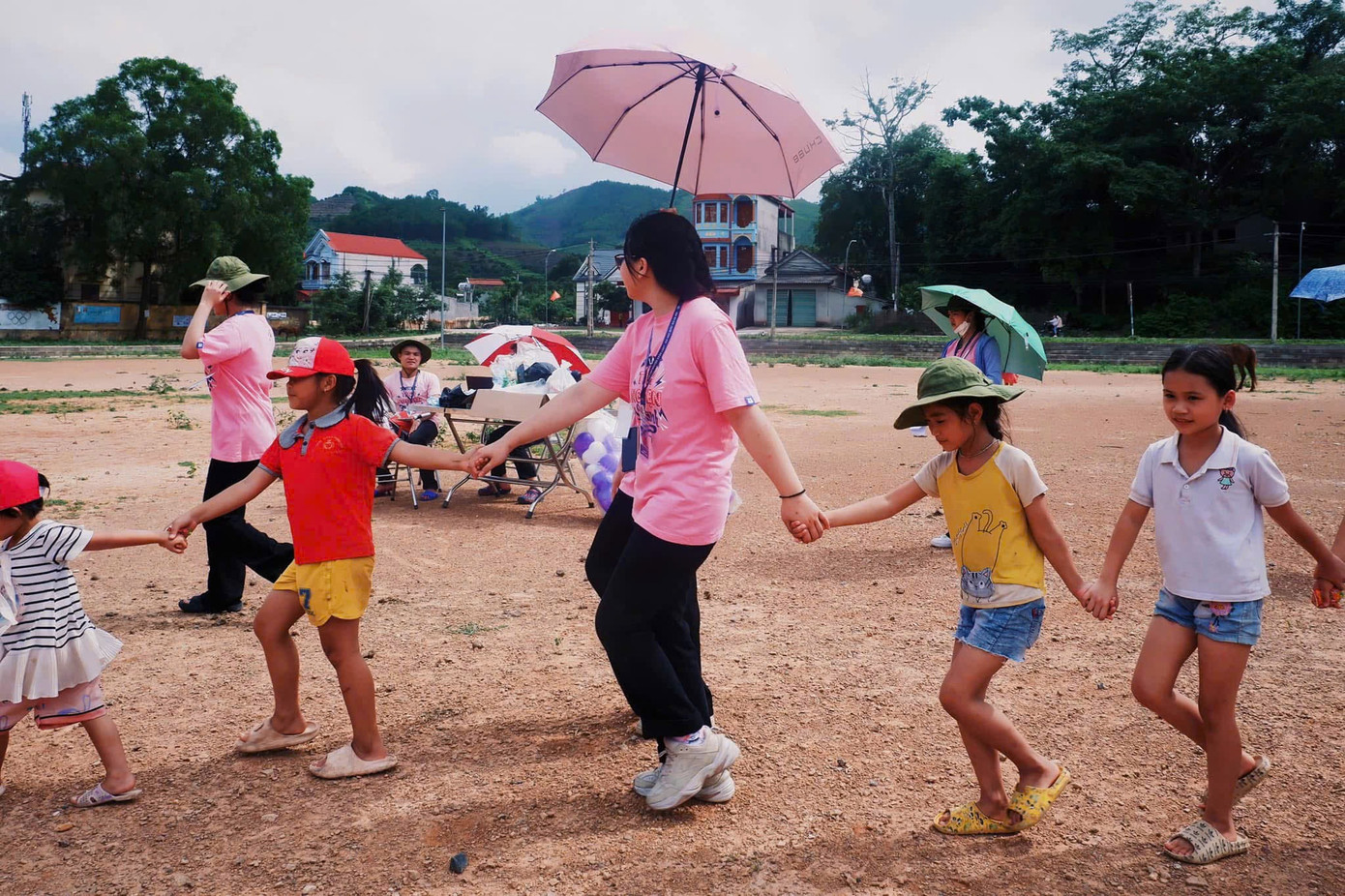 Khoảnh khắc Phương Dung cùng các em nhỏ nắm tay nhau chơi trò chơi tập thể trong Chính hội chương trình tình nguyện “Nắng Ấm Yêu Thương 2022” tại Lục Ngạn, Bắc Giang. Khoảnh khắc Phương Dung cùng các em nhỏ nắm tay nhau chơi trò chơi tập thể trong Chính hội chương trình tình nguyện “Nắng Ấm Yêu Thương 2022” tại Lục Ngạn, Bắc Giang.