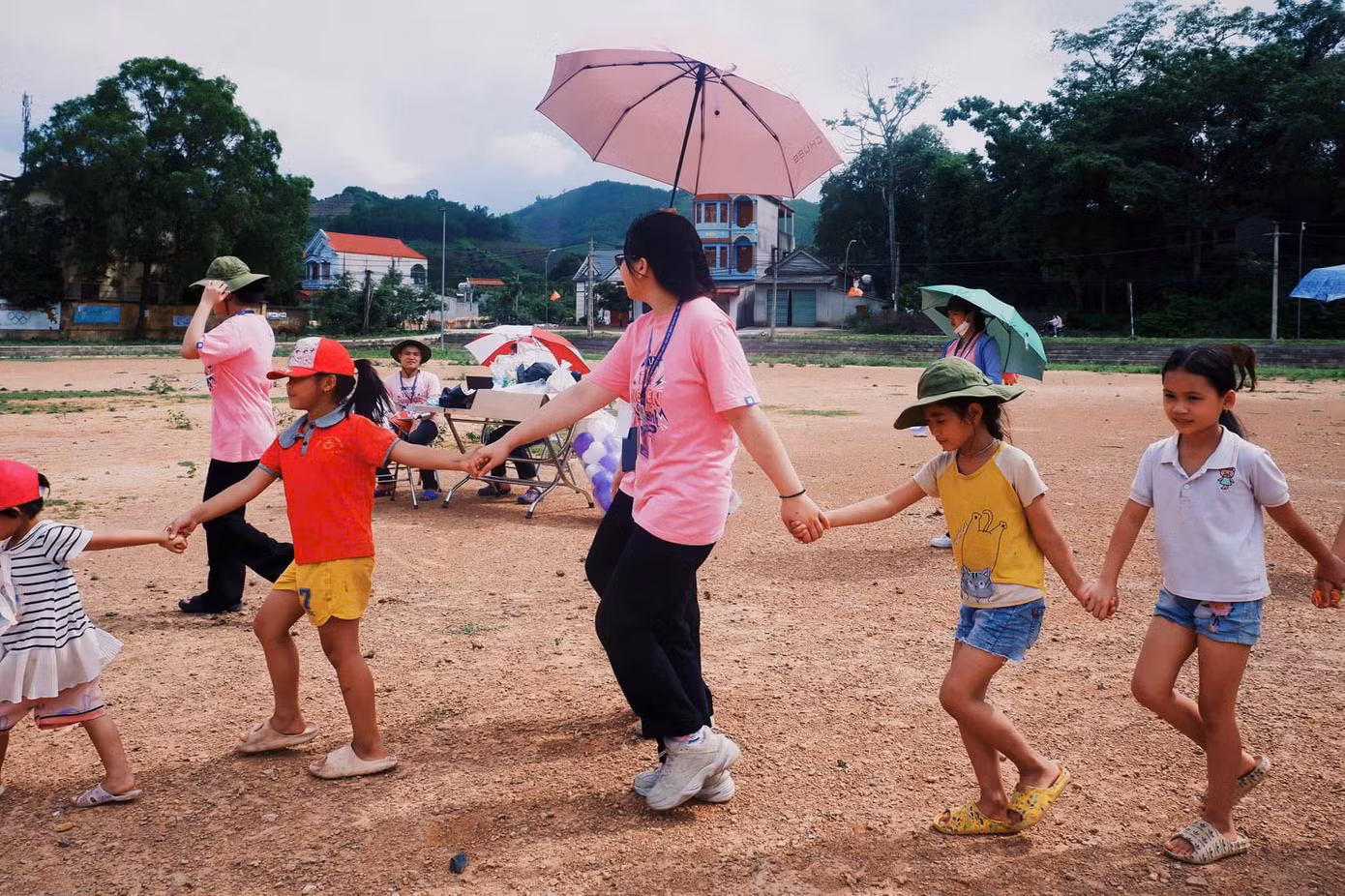 Khoảnh khắc Phương Dung cùng các em nhỏ nắm tay nhau chơi trò chơi tập thể trong Chính hội chương trình tình nguyện “Nắng Ấm Yêu Thương 2022” tại Lục Ngạn, Bắc Giang.