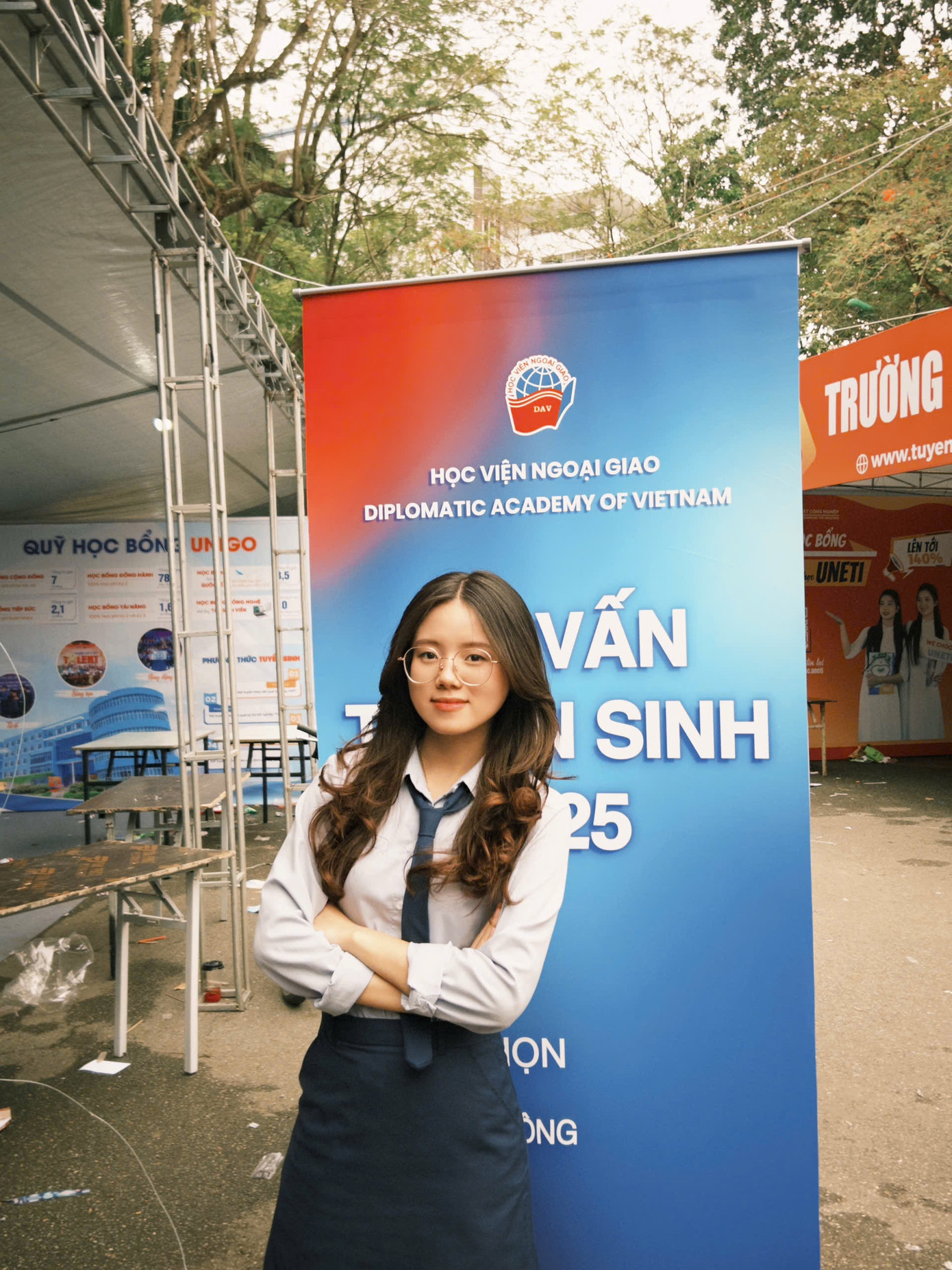 Ngọc Minh nhận ra: “Bản thân không thể mãi gồng mình "chạy" không ngừng nghỉ. Đã đến lúc mình cần một khoảng lặng, một không gian để ôm lấy và lắng nghe những tín hiệu từ chính nội tâm mình”.