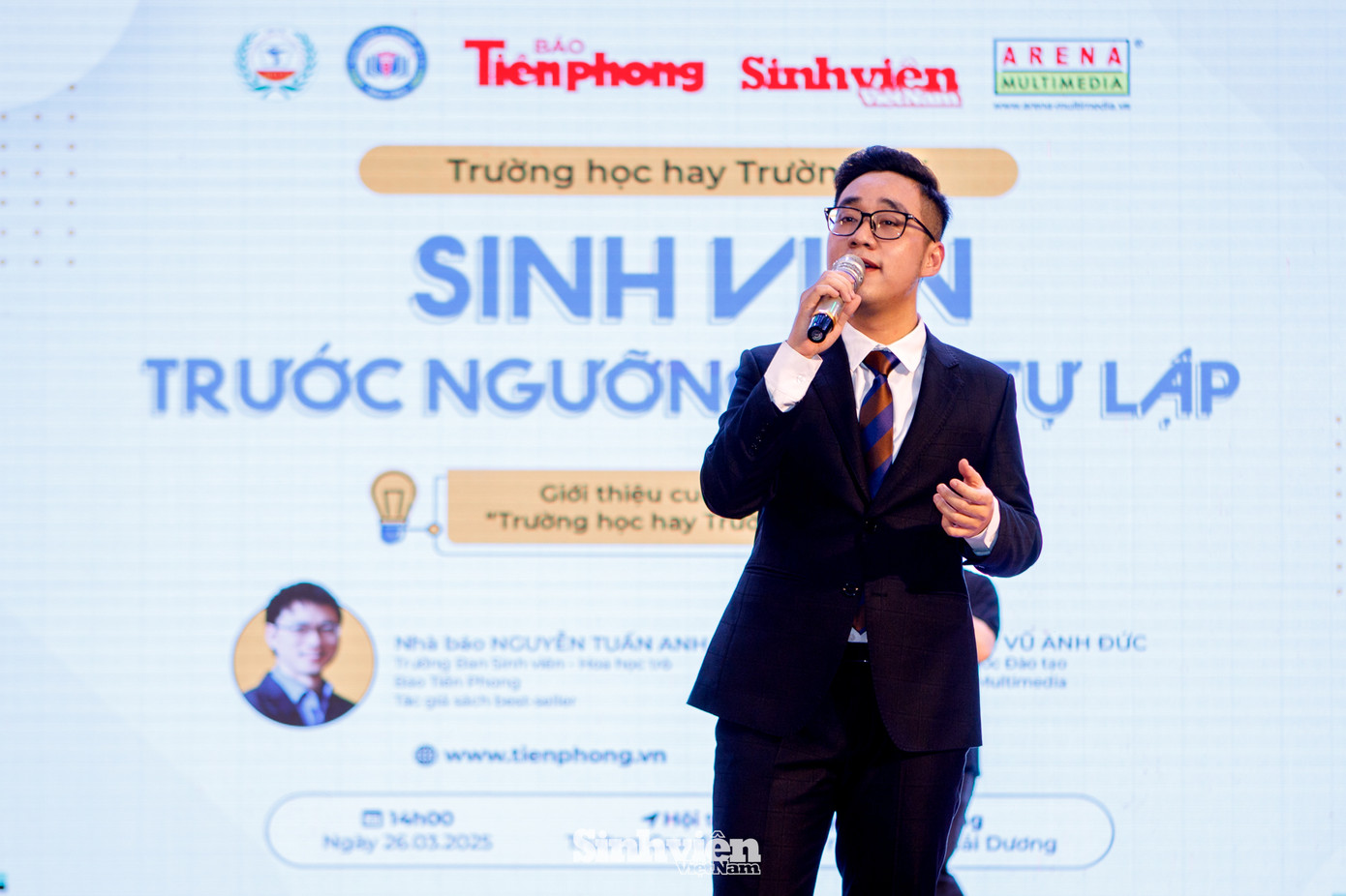 Ca sĩ Nguyễn Trần Hiếu thể hiện ca khúc "Thầy tôi" và “Việt Nam trong tôi là” đầy cảm xúc trên sân khấu Trường Cao đẳng Dược Trung ương Hải Dương.
