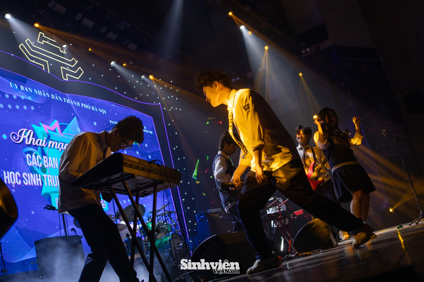 Sự hòa quyện tinh tế giữa âm hưởng truyền thống và hiện đại đã tạo nên những tiết mục đặc sắc. Các nhạc cụ dân tộc như sáo trúc, đàn bầu, đàn tranh, đàn nhị được phối hợp ăn ý với âm nhạc điện tử, mang đến những trải nghiệm âm nhạc mới lạ. Bên cạnh đó, các ca khúc trữ tình bất hủ được hòa âm, phối khí làm mới, khơi dậy những cảm xúc sâu lắng trong lòng khán giả.