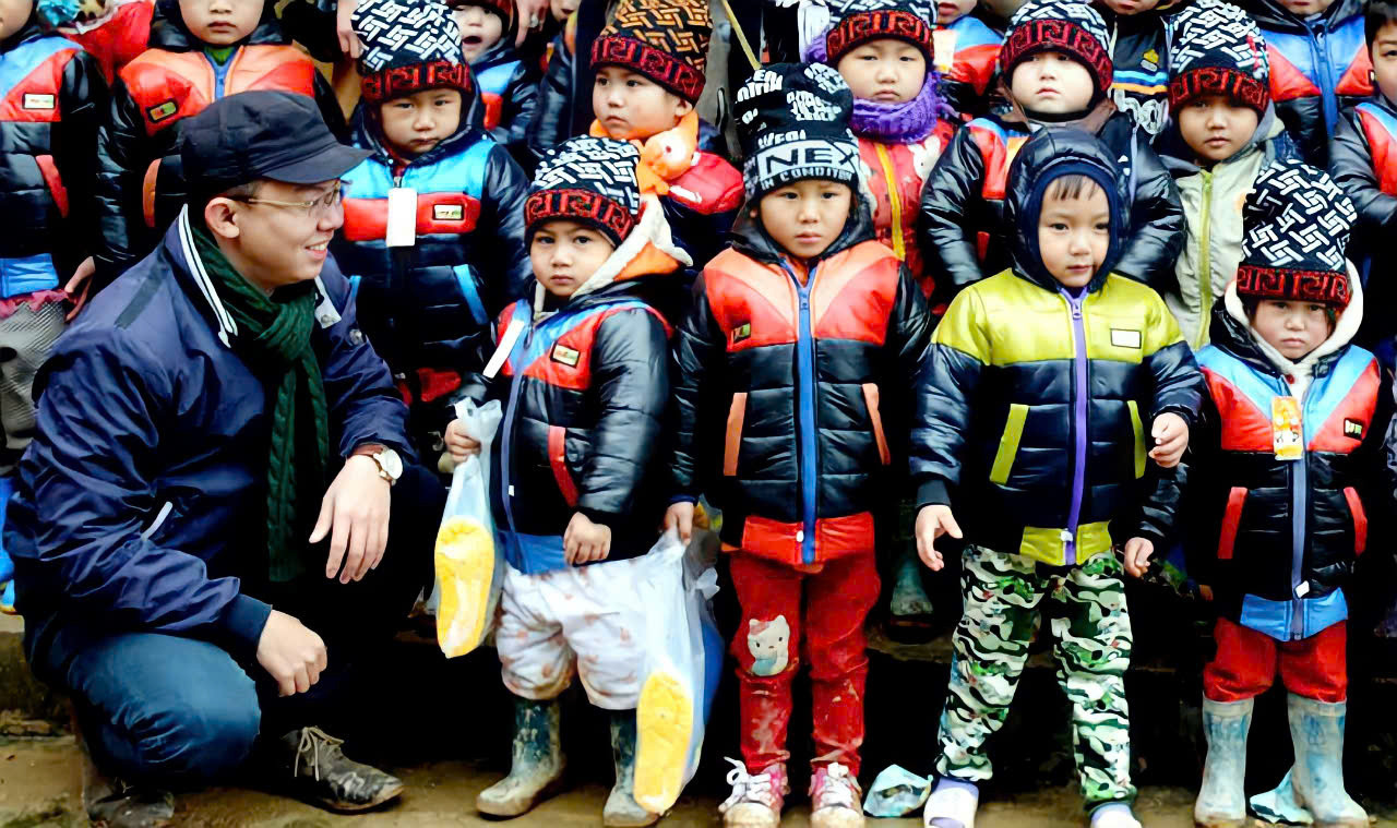 Nhà báo Hoàng Trường Giang cùng các em nhỏ vùng cao trong chương trình trao tặng áo ấm, giúp các em chống chọi với giá rét mùa đông.