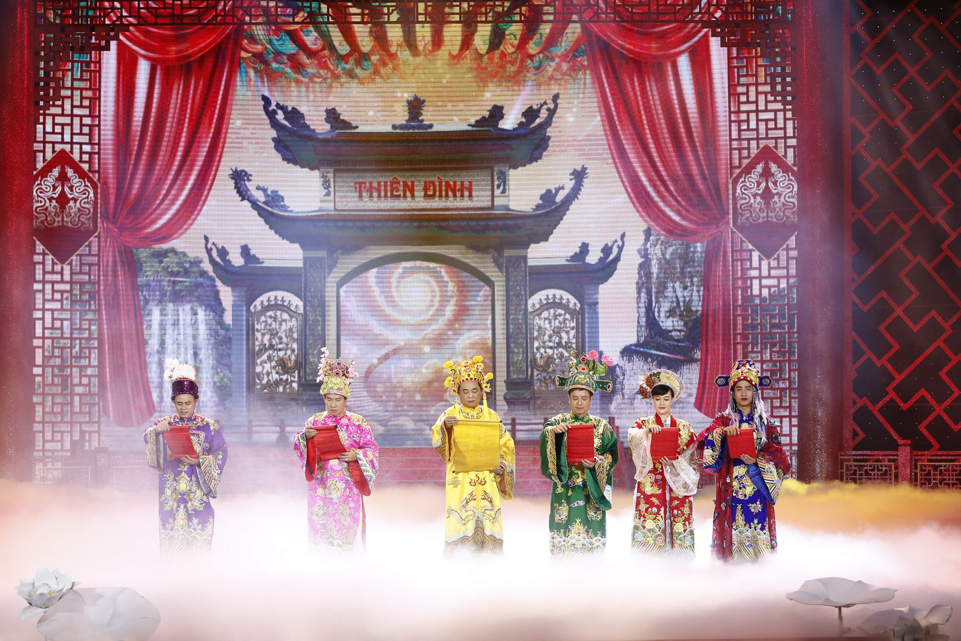 Dàn sao gạo cội của Táo Quân 2025: NSND Quốc Khánh, NSƯT Chí Trung, NSƯT Quang Thắng, NSND Tự Long, NS Vân Dung cùng hội ngộ, hứa hẹn đem đến một bữa tiệc tiếng cười mãn nhãn.