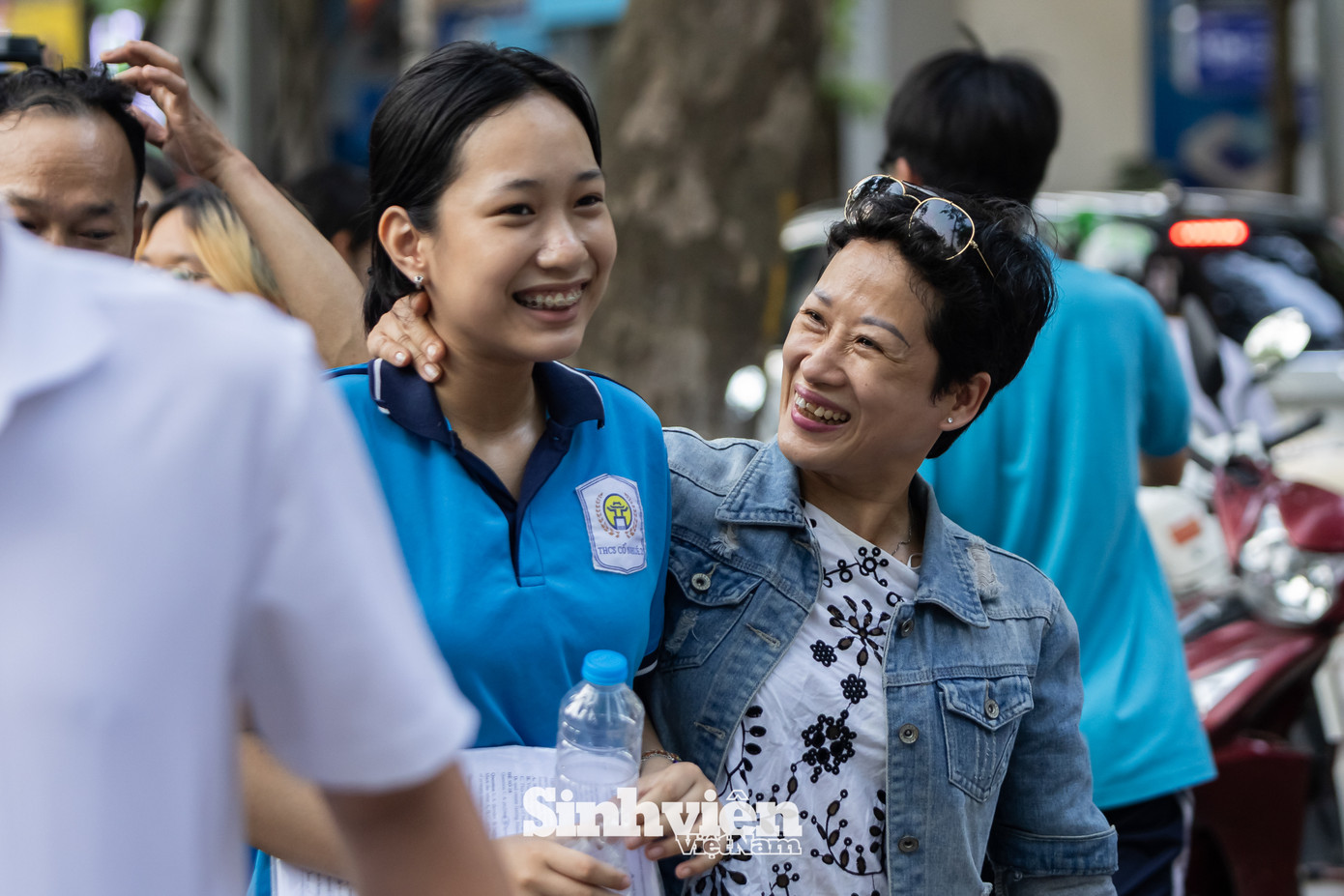 Có thể nói, 'niềm vui' và 'sự tự tin' là những cảm xúc bao trùm ngày thi đầu tiên của kỳ tuyển sinh lớp 10 Hà Nội. Việc cả hai môn Ngữ văn và Ngoại ngữ được đánh giá vừa sức, quen thuộc đã giúp các sĩ tử trút bỏ được gánh nặng tâm lý. Với sự khởi đầu thuận lợi này, nhiều em tin tưởng sẽ đạt điểm cao và có được tâm thế tốt nhất để chinh phục môn thi cuối cùng. Có thể nói, 'niềm vui' và 'sự tự tin' là những cảm xúc bao trùm ngày thi đầu tiên của kỳ tuyển sinh lớp 10 Hà Nội. Việc cả hai môn Ngữ văn và Ngoại ngữ được đánh giá vừa sức, quen thuộc đã giúp các sĩ tử trút bỏ được gánh nặng tâm lý. Với sự khởi đầu thuận lợi này, nhiều em tin tưởng sẽ đạt điểm cao và có được tâm thế tốt nhất để chinh phục môn thi cuối cùng.