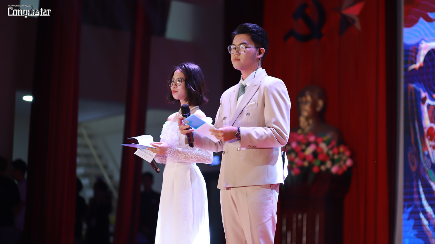 Minh Vũ làm chủ sân khấu trong chương trình Olympic Tiếng Anh AJC - Conquistar. Minh Vũ làm chủ sân khấu trong chương trình Olympic Tiếng Anh AJC - Conquistar.