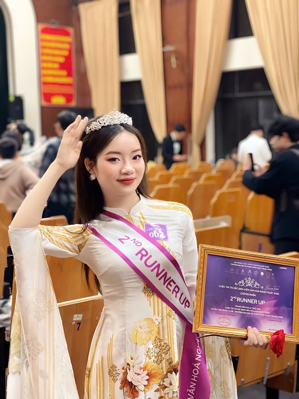 Hà Thị Minh Ngọc hạnh phúc trong giây phút đăng quang ngôi vị Á khôi 2.