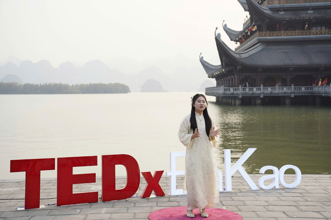 Thay mặt nhóm nghiên cứu, Thu An đã có một bài chia sẻ đầy cảm xúc tại sân khấu TEDxĐaKao