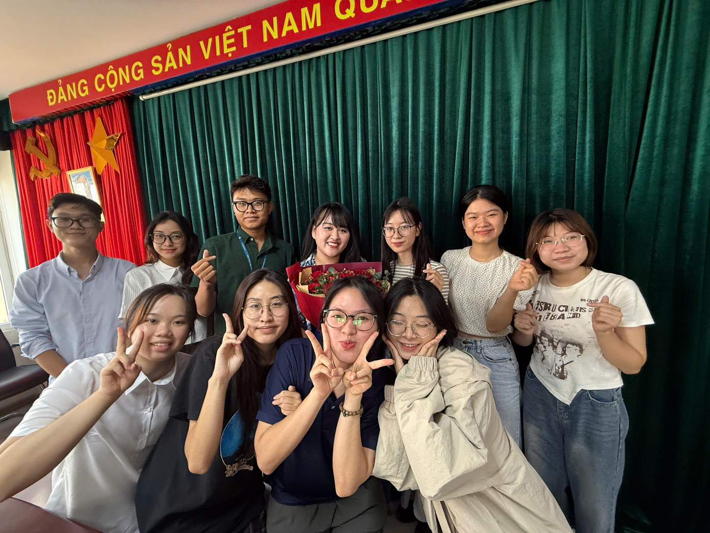 Từ một cộng tác viên đến cố vấn cấp cao, chị Trà trở lại, mang theo câu chuyện của chính mình để truyền lửa cho thế hệ tiếp theo – những người cũng đang bắt đầu hành trình từ những việc “không tên” như chị từng đi qua. Từ một cộng tác viên đến cố vấn cấp cao, chị Trà trở lại, mang theo câu chuyện của chính mình để truyền lửa cho thế hệ tiếp theo – những người cũng đang bắt đầu hành trình từ những việc “không tên” như chị từng đi qua.