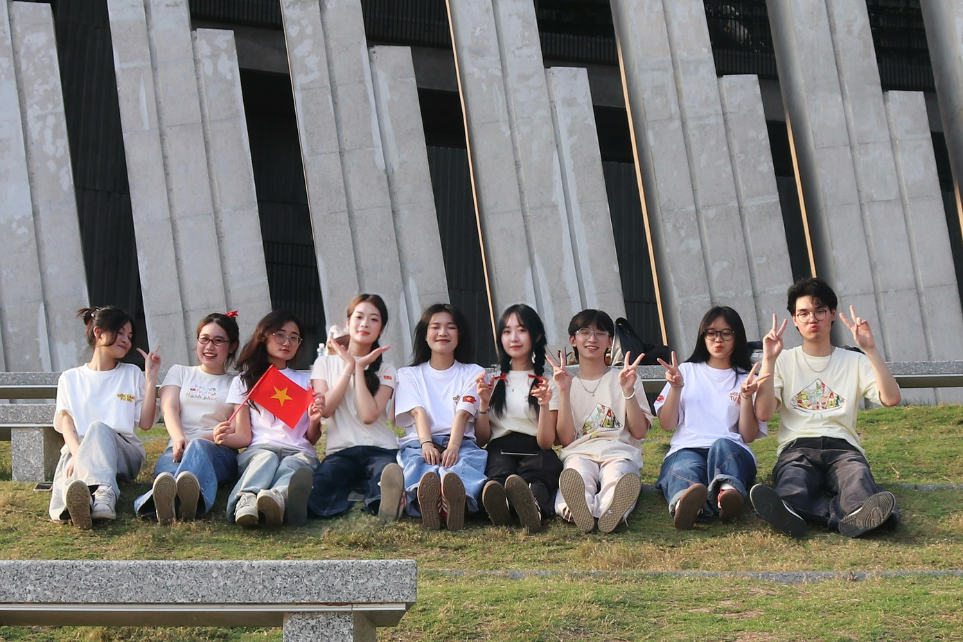 Hình ảnh đời thường của Phương Hoa – sinh viên ngành Luật Kinh tế, Trường Đại học Thương mại (thứ hai từ bên trái sang).