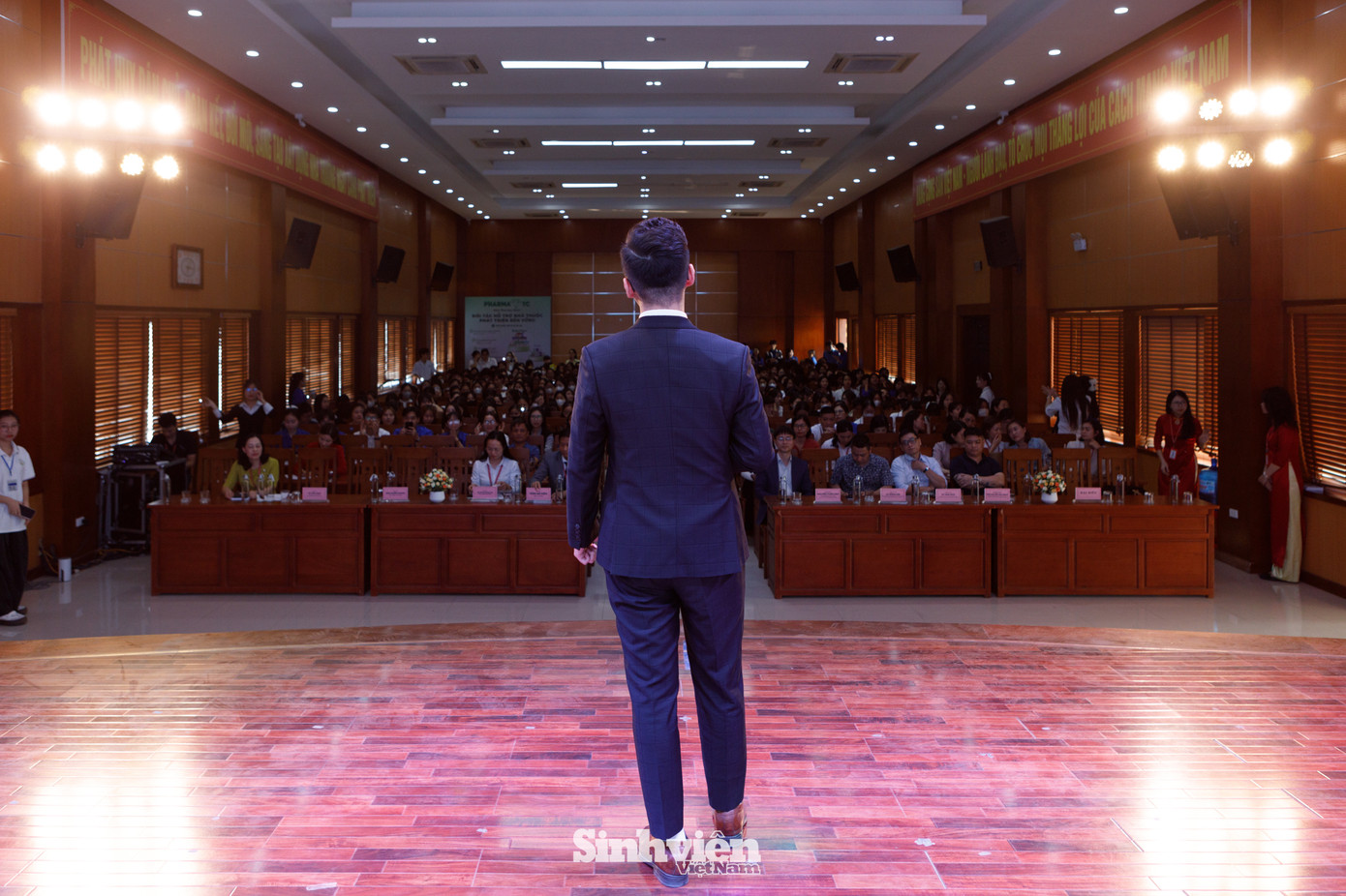 Ca sĩ Nguyễn Trần Hiếu bày tỏ: “Tôi muốn truyền tải thông điệp về sự tận tâm và thử thách trong nghề nghiệp. Từ đó, giúp các bạn cảm nhận được sâu sắc ý nghĩa của việc học tập và cống hiến”.