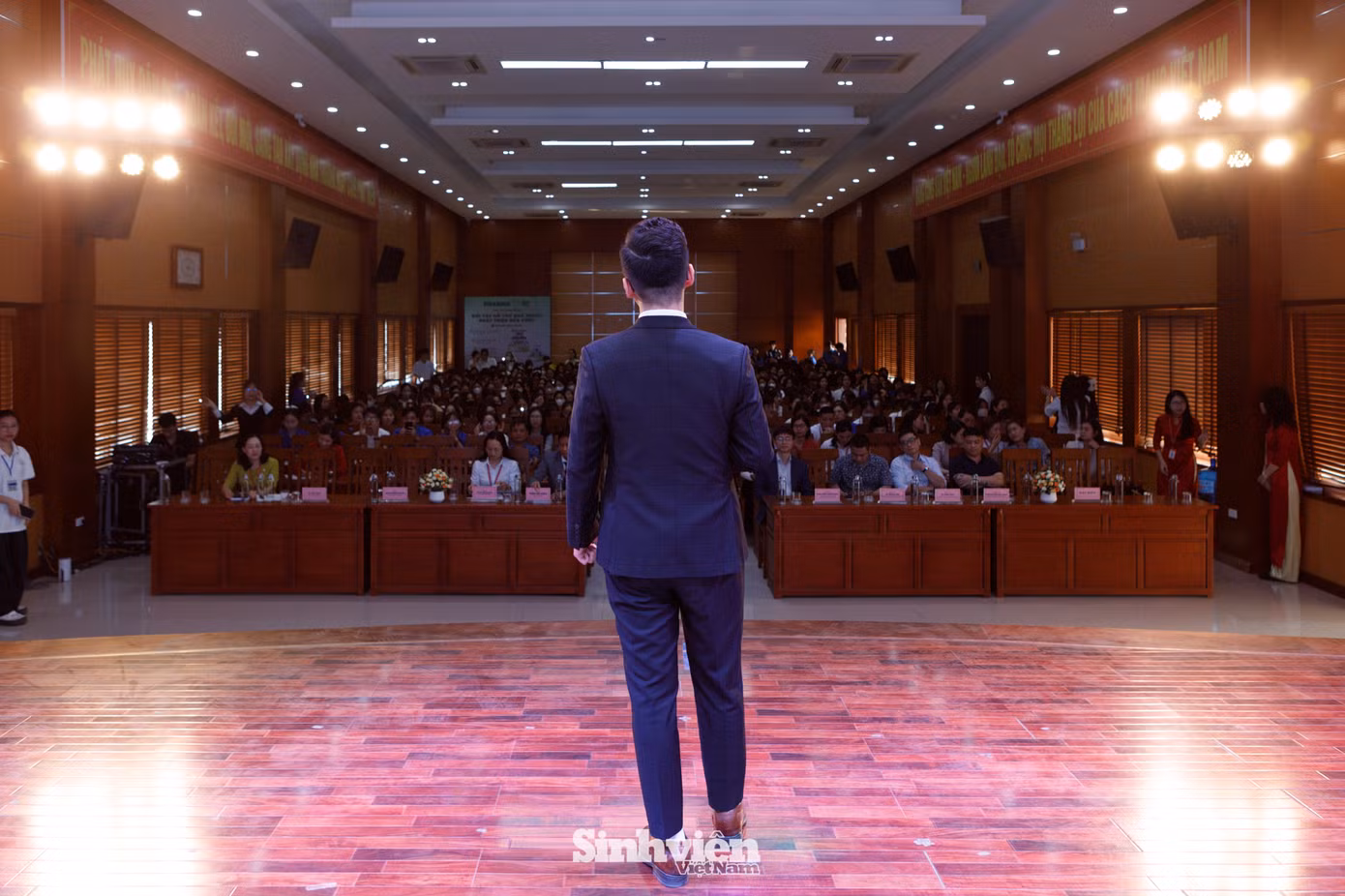 Ca sĩ Nguyễn Trần Hiếu bày tỏ: “Tôi muốn truyền tải thông điệp về sự tận tâm và thử thách trong nghề nghiệp. Từ đó, giúp các bạn cảm nhận được sâu sắc ý nghĩa của việc học tập và cống hiến”.