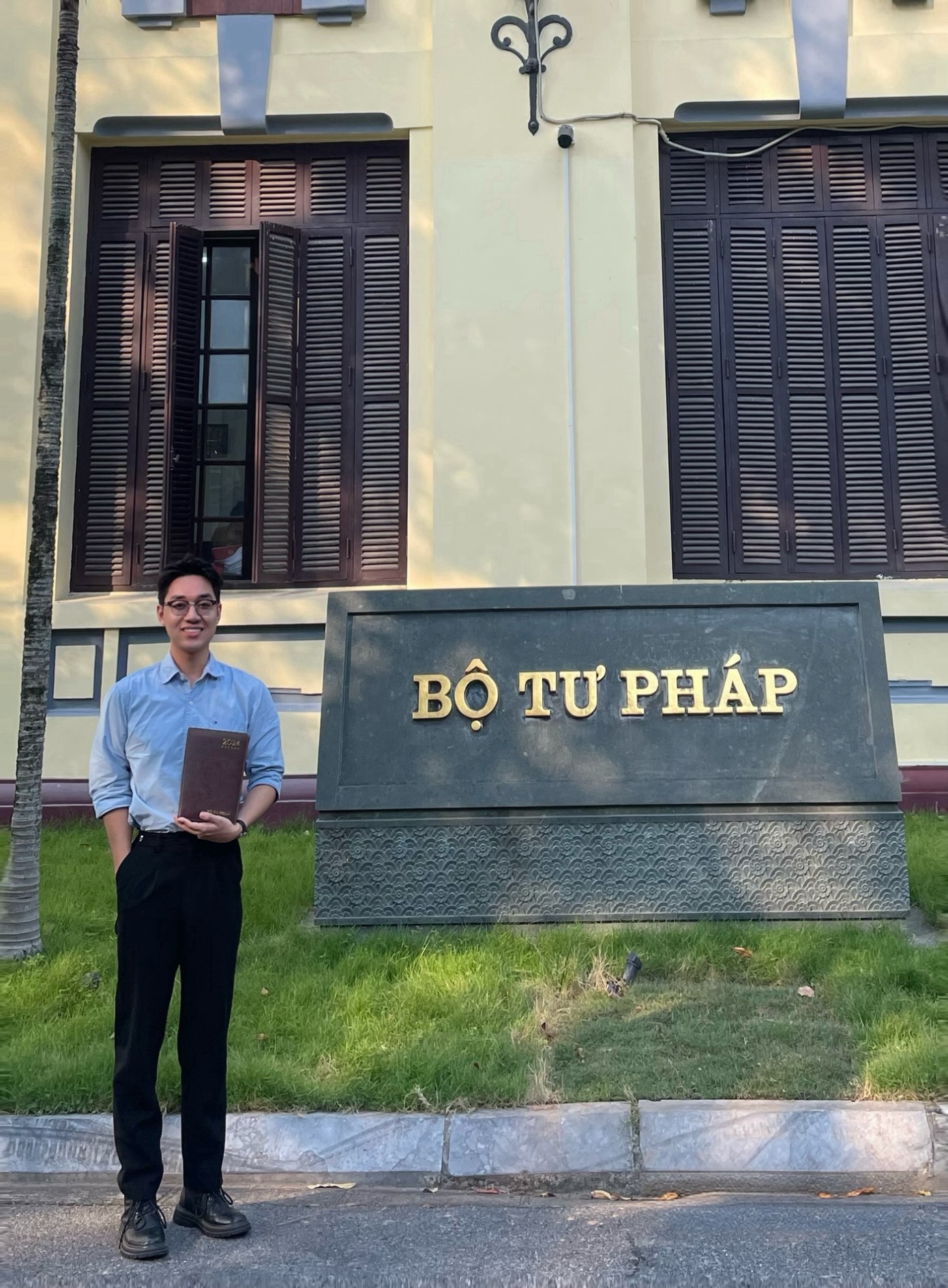 Hình ảnh Tài trong buổi thực tập tại Bộ Tư pháp. Hình ảnh Tài trong buổi thực tập tại Bộ Tư pháp.