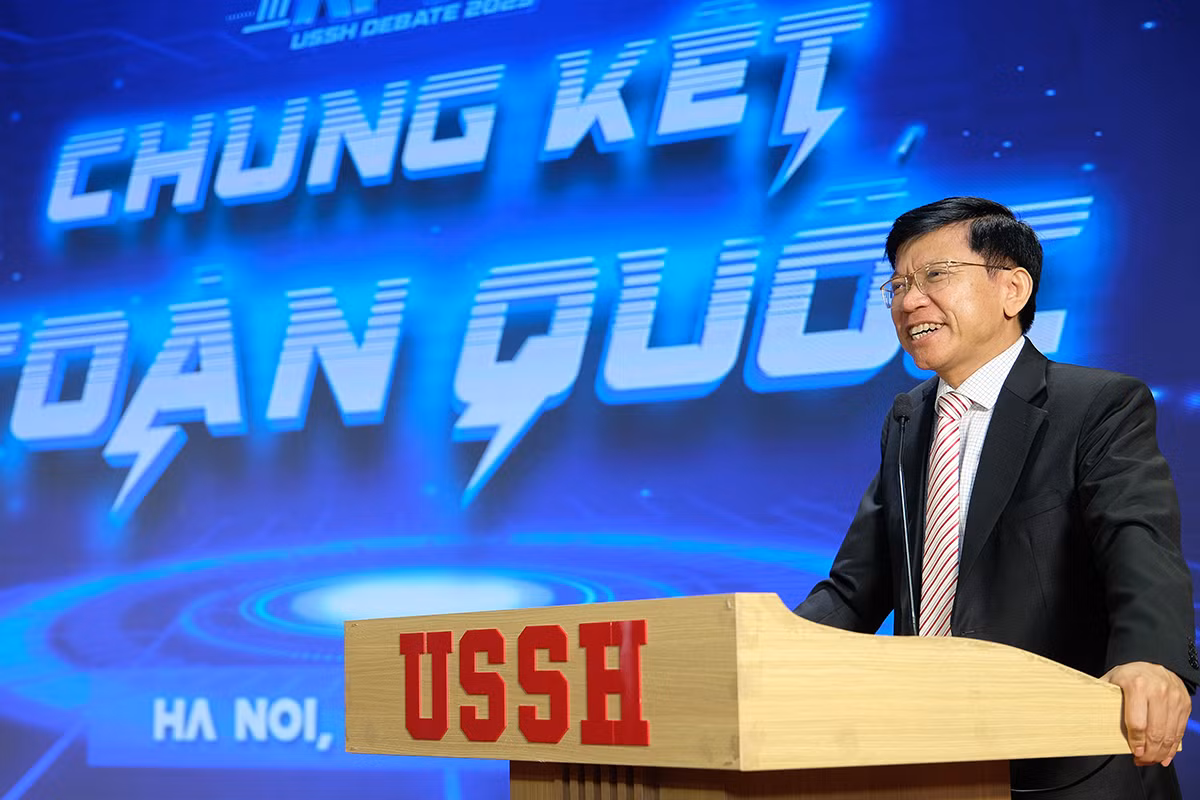 Phát biểu tại chương trình, GS.TS Hoàng Anh Tuấn - Hiệu trưởng Trường Đại học Khoa học Xã hội và Nhân văn, Đại học Quốc gia Hà Nội nhấn mạnh về vai trò của sinh viên trong việc làm chủ công nghệ và giữ gìn giá trị nhân văn giữa dòng chảy đổi thay.