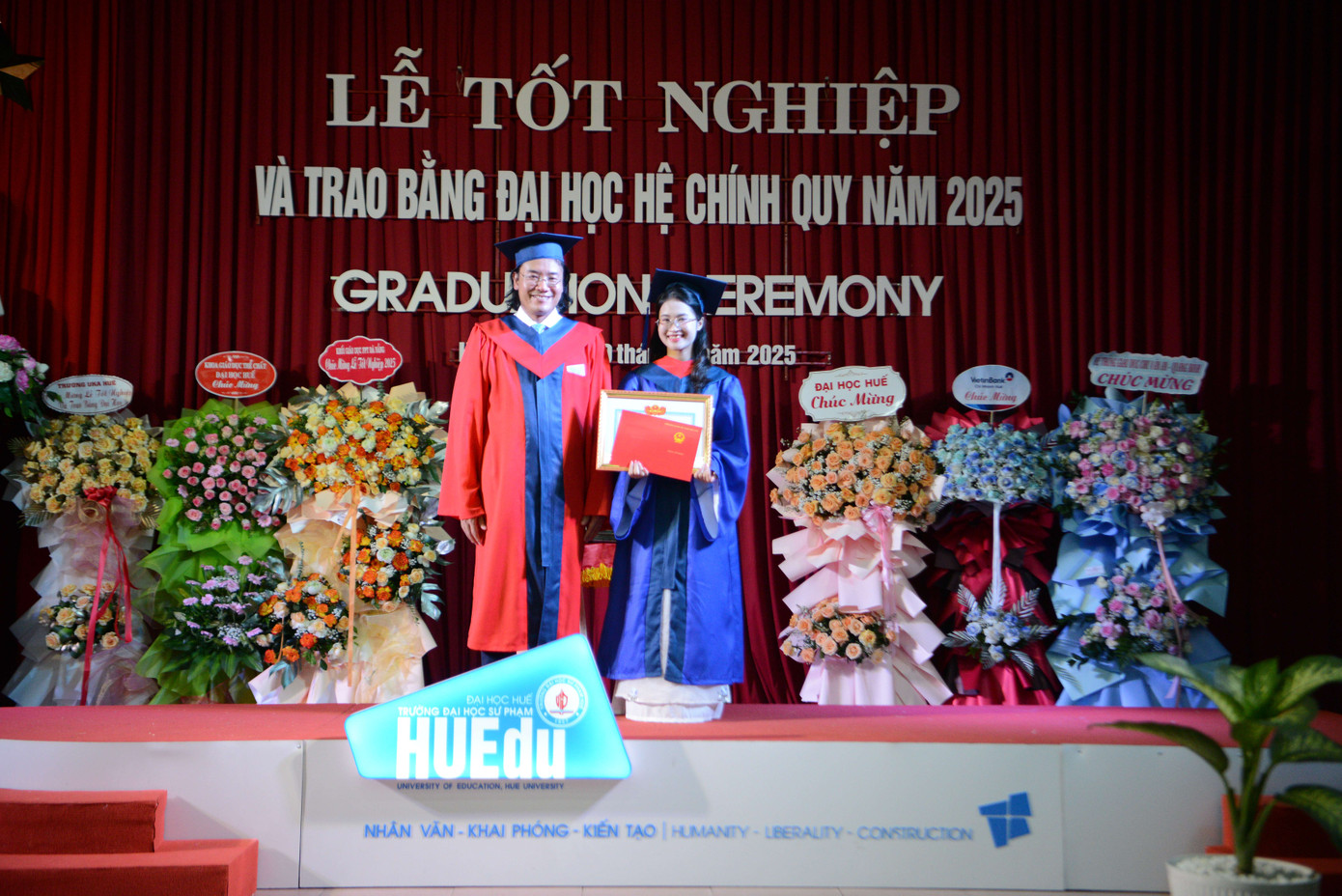 Lê Thị Phương Dung tân cử nhân xuất sắc ngành Giáo dục Tiểu học, Trường Đại học Sư phạm, Đại học Huế. Lê Thị Phương Dung tân cử nhân xuất sắc ngành Giáo dục Tiểu học, Trường Đại học Sư phạm, Đại học Huế.