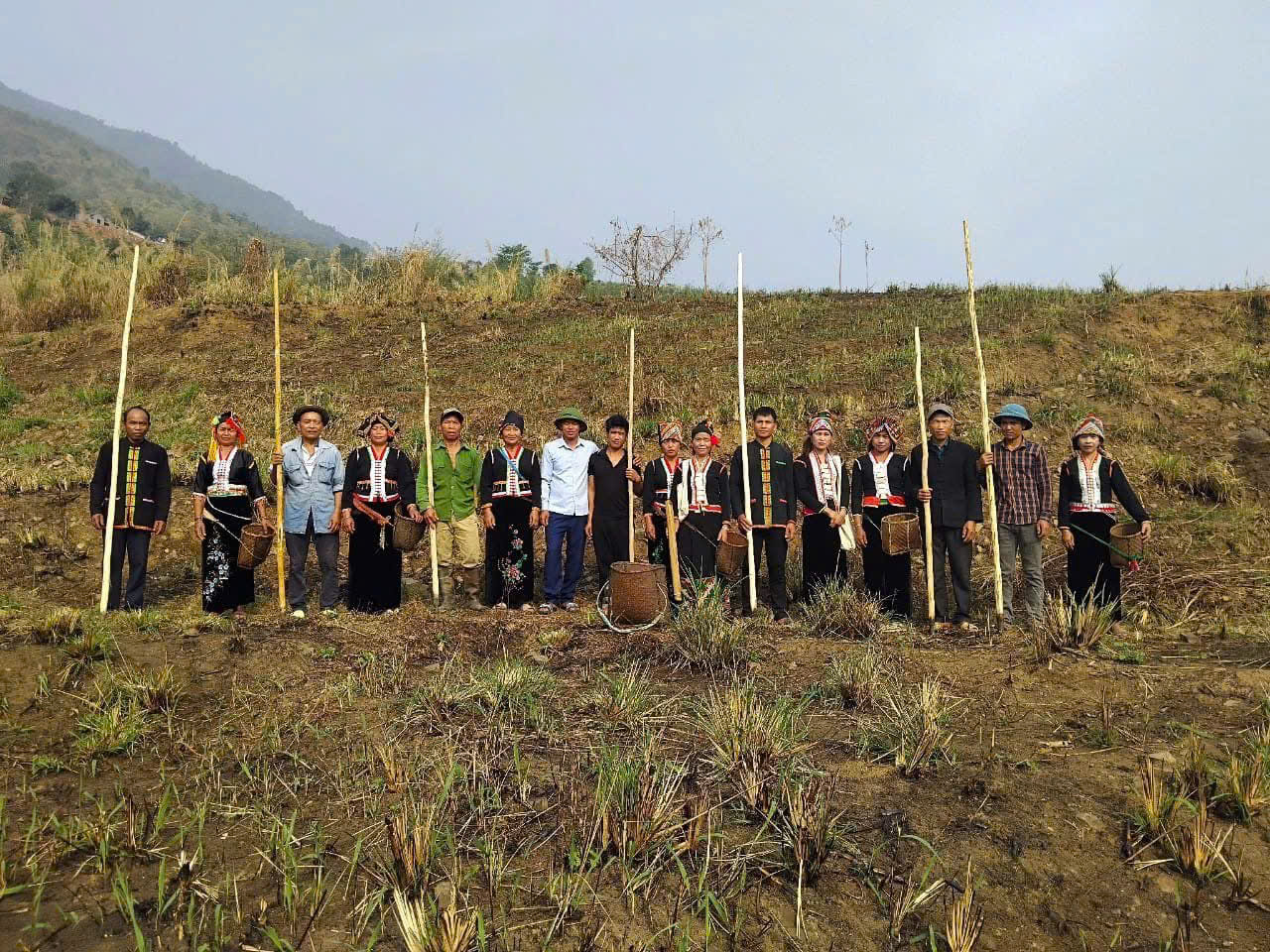 Tết của người Khơ Mú không chỉ là dịp để nhớ về tổ tiên, cảm tạ đất trời, mà còn là cơ hội để gìn giữ và lan tỏa những nét đẹp văn hóa truyền thống. Tết của người Khơ Mú không chỉ là dịp để nhớ về tổ tiên, cảm tạ đất trời, mà còn là cơ hội để gìn giữ và lan tỏa những nét đẹp văn hóa truyền thống.