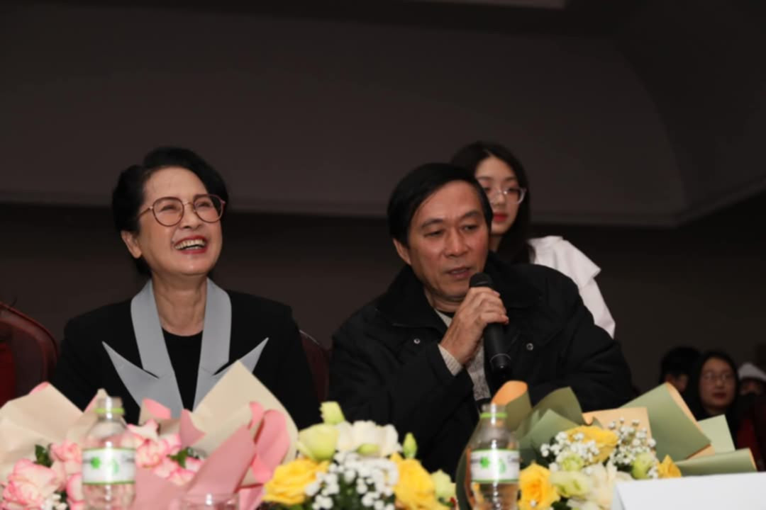 Nghệ sĩ Nhân dân Lan Hương và nghệ sĩ Ưu tú Đỗ Kỷ trong "Đêm kịch Khoa Văn". Nghệ sĩ Nhân dân Lan Hương và nghệ sĩ Ưu tú Đỗ Kỷ trong "Đêm kịch Khoa Văn".