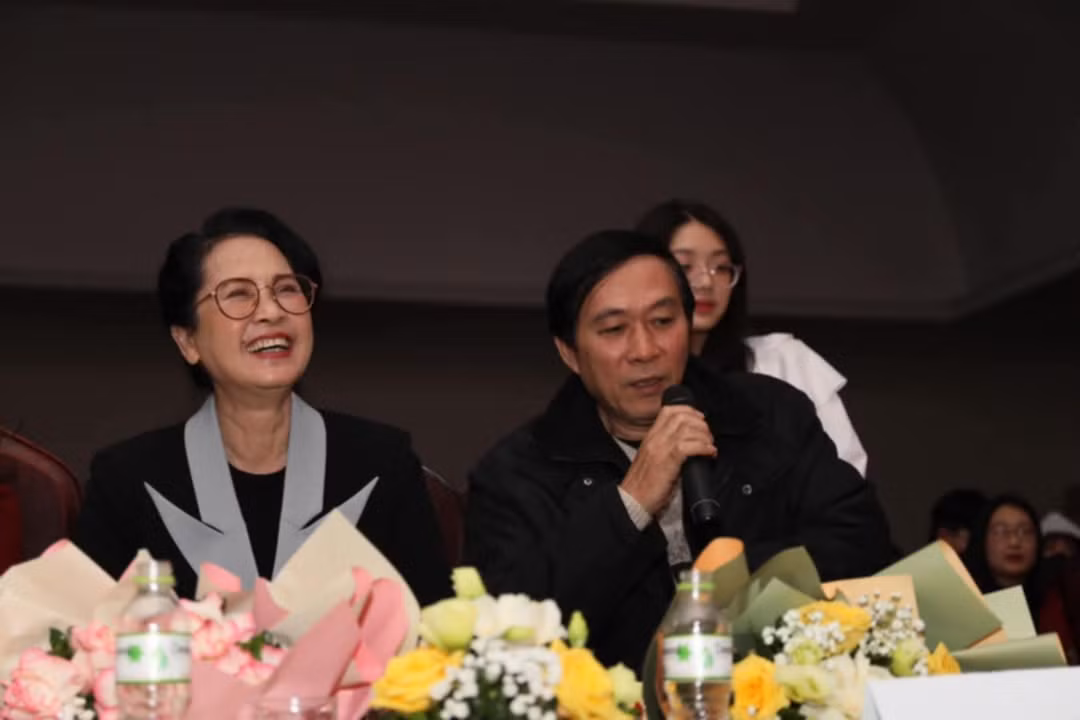 Nghệ sĩ Nhân dân Lan Hương và nghệ sĩ Ưu tú Đỗ Kỷ trong "Đêm kịch Khoa Văn".