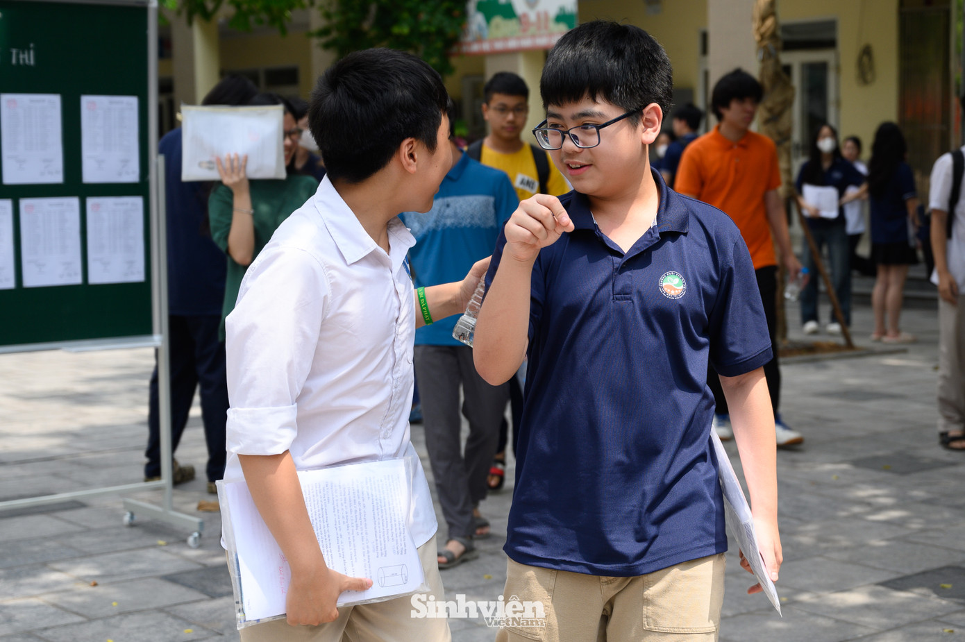 Những chiếc ôm chính là lời động viên lớn nhất dành cho các sĩ tử sau khi hoàn thành một chặng đường quan trọng. (Ghi nhận tại điểm thi THCS Dịch Vọng Hậu).