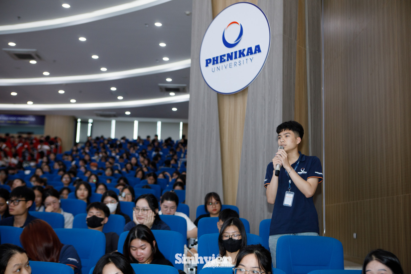 Trong buổi Toạ đàm, sinh viên Đại học Phenikaa đã đặt ra nhiều câu hỏi sắc sảo, mang tính thử thách cho các diễn giả. Nhà báo Nguyễn Tuấn Anh chia sẻ rằng, qua cách đặt câu hỏi, anh đánh giá cao sự chủ động cập nhật thông tin thời sự của sinh viên Phenikaa.