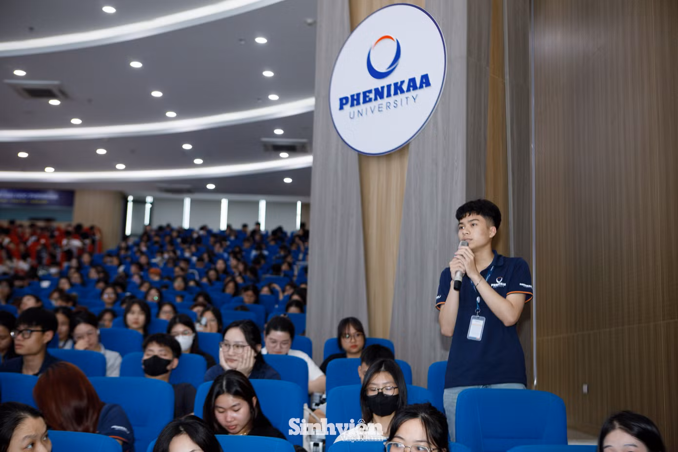 Trong buổi Toạ đàm, sinh viên Đại học Phenikaa đã đặt ra nhiều câu hỏi sắc sảo, mang tính thử thách cho các diễn giả. Nhà báo Nguyễn Tuấn Anh chia sẻ rằng, qua cách đặt câu hỏi, anh đánh giá cao sự chủ động cập nhật thông tin thời sự của sinh viên Phenikaa.