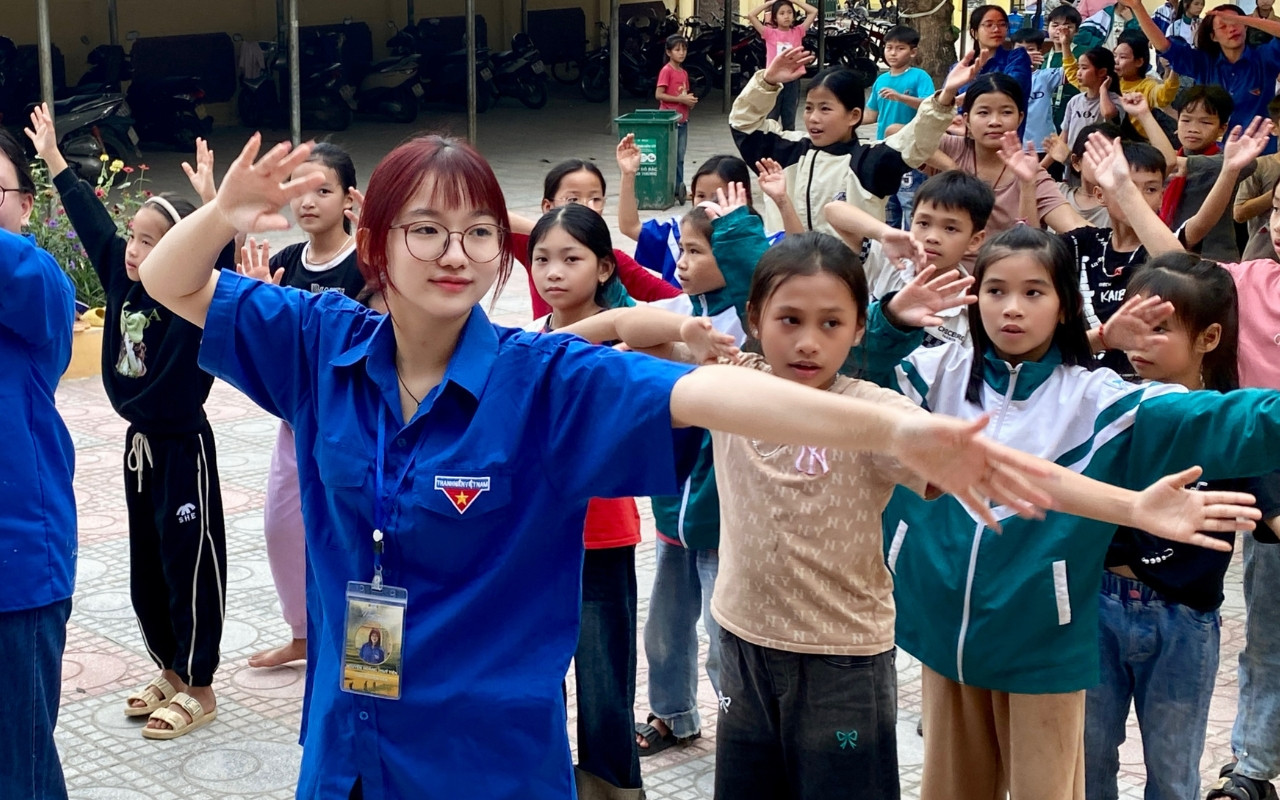 Thuỷ Tiên tham gia chương trình tình nguyện tại Hoà Bình do khoa Xã hội học và Công tác xã hội USSH tổ chức, tháng 12/2024.