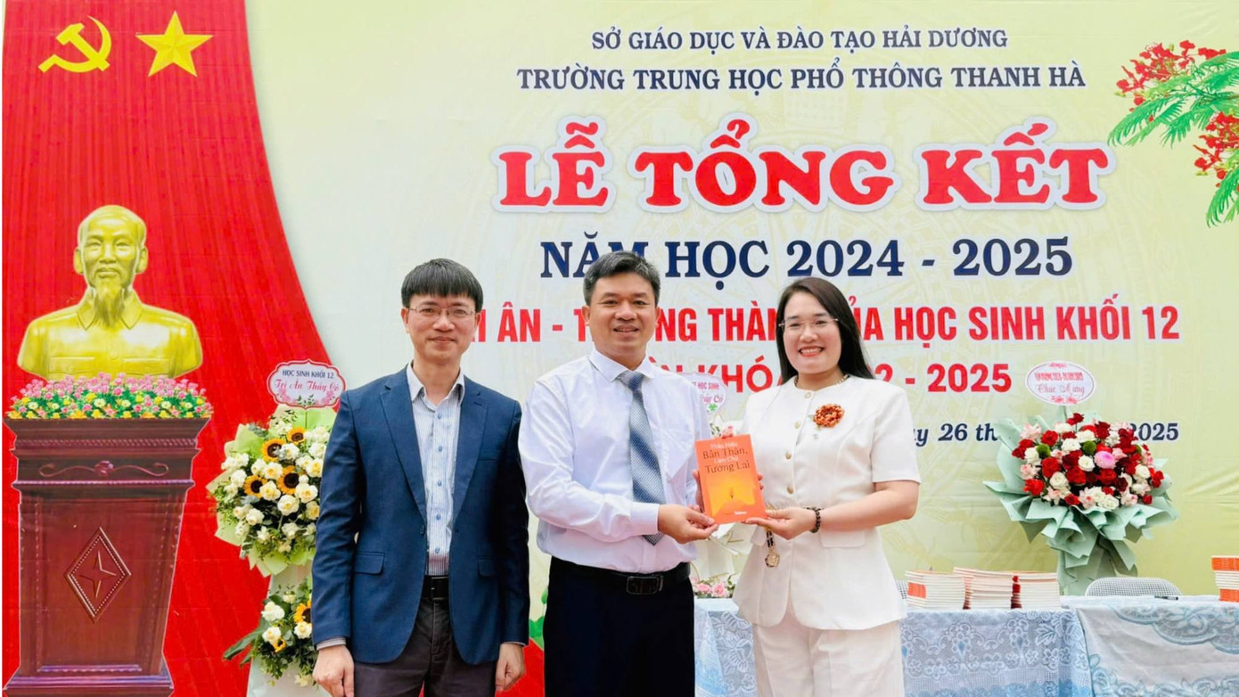 Tác giả, nhà báo Nguyễn Tuấn Anh và bà Nguyễn Mến - cố vấn nội dung cuốn sách Thấu hiểu bản thân, làm chủ tương lai - tặng sách ông Lê Xuân Nguyên – Hiệu trưởng Trường THPT Thanh Hà. Tác giả, nhà báo Nguyễn Tuấn Anh và bà Nguyễn Mến - cố vấn nội dung cuốn sách Thấu hiểu bản thân, làm chủ tương lai - tặng sách ông Lê Xuân Nguyên – Hiệu trưởng Trường THPT Thanh Hà.