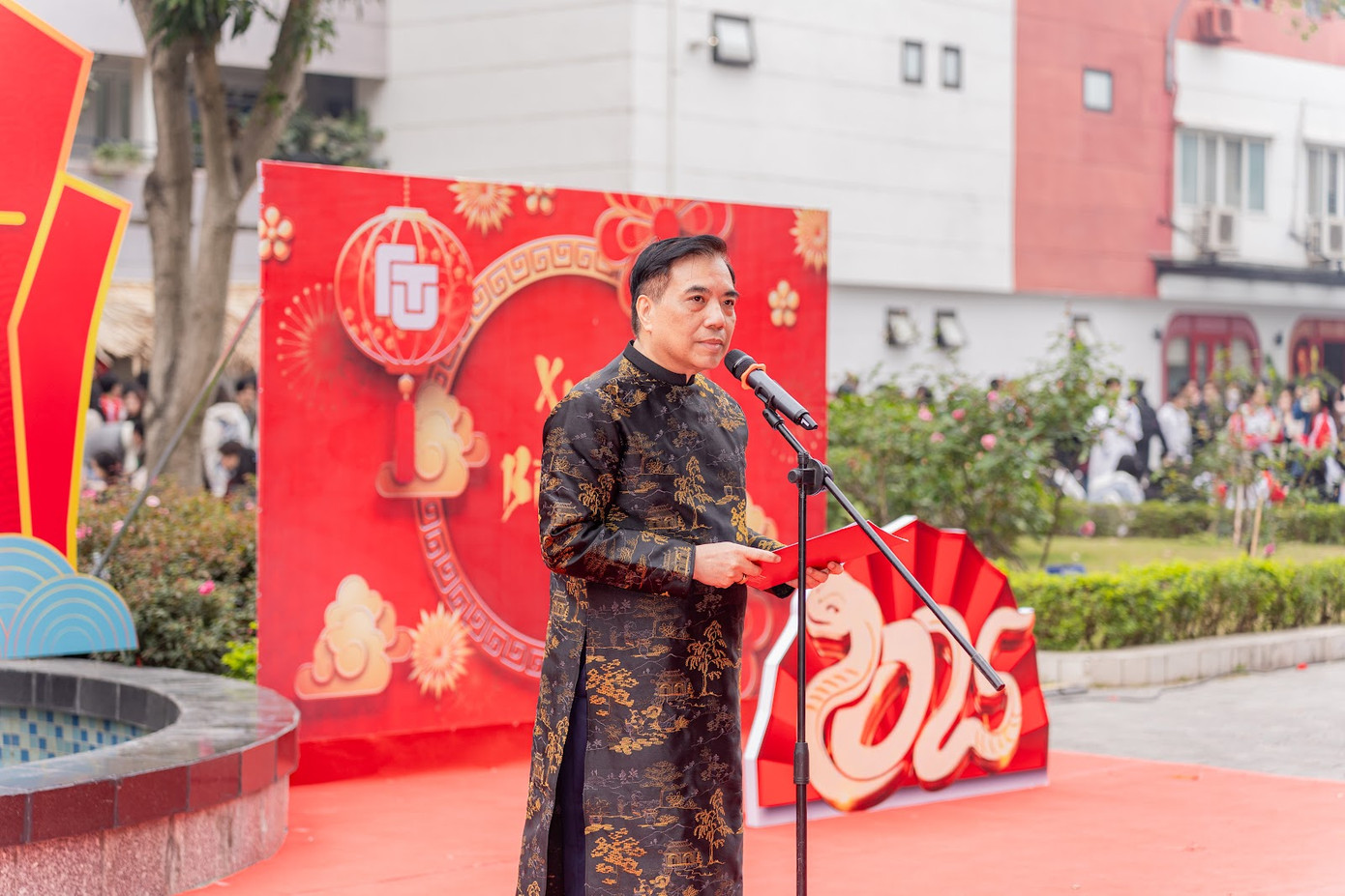 PGS, TS Bùi Anh Tuấn - Bí thư Đảng ủy, Hiệu trưởng phát biểu khai mạc chương trình. PGS, TS Bùi Anh Tuấn - Bí thư Đảng ủy, Hiệu trưởng phát biểu khai mạc chương trình.