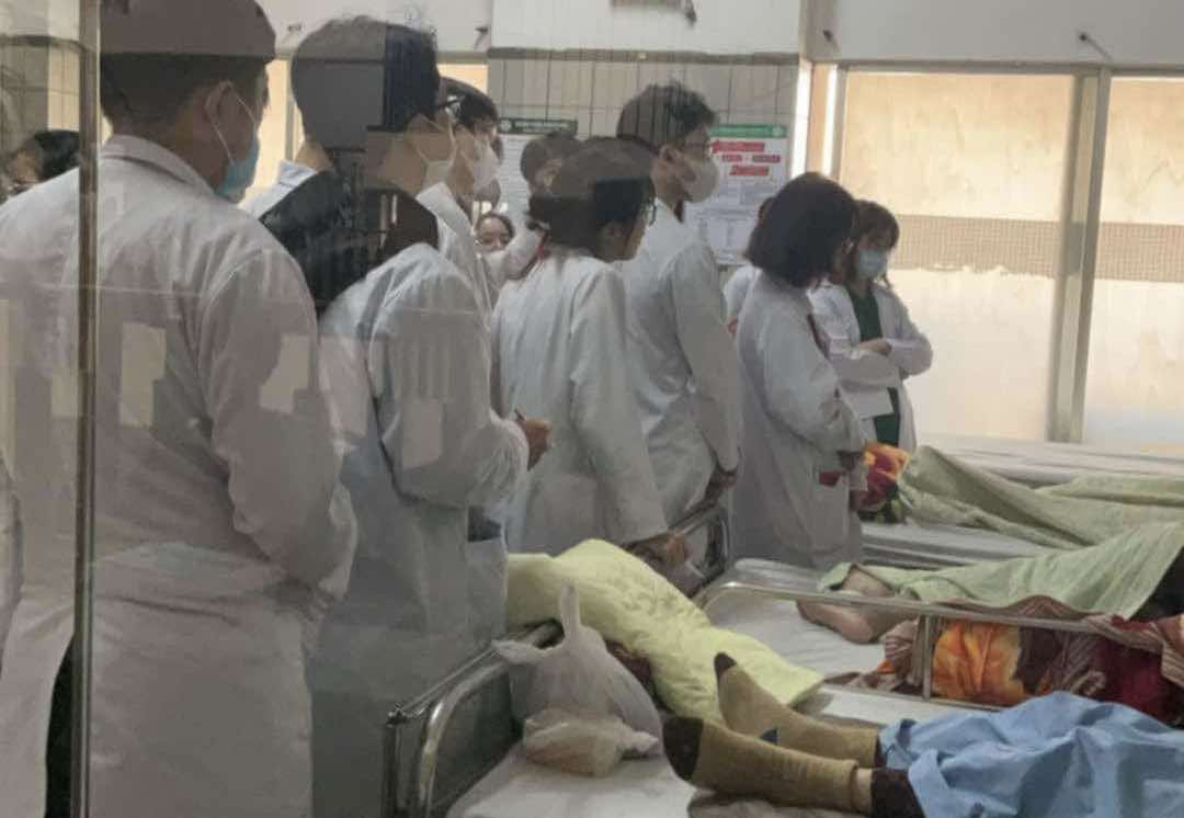 Quang Đức cùng các bạn làm bài tập nhóm theo phương pháp Thao tác mẫu - thực hành lại với bảng kiểm và mô hình, người bệnh mô phỏng (SKL). Đan xen với các giờ học lý thuyết, trong tuần, sinh viên Y khoa thực hành tiền lâm sàng bằng việc đi thực tập ở các bệnh viện lớn như Bạch Mai, Việt Đức,...