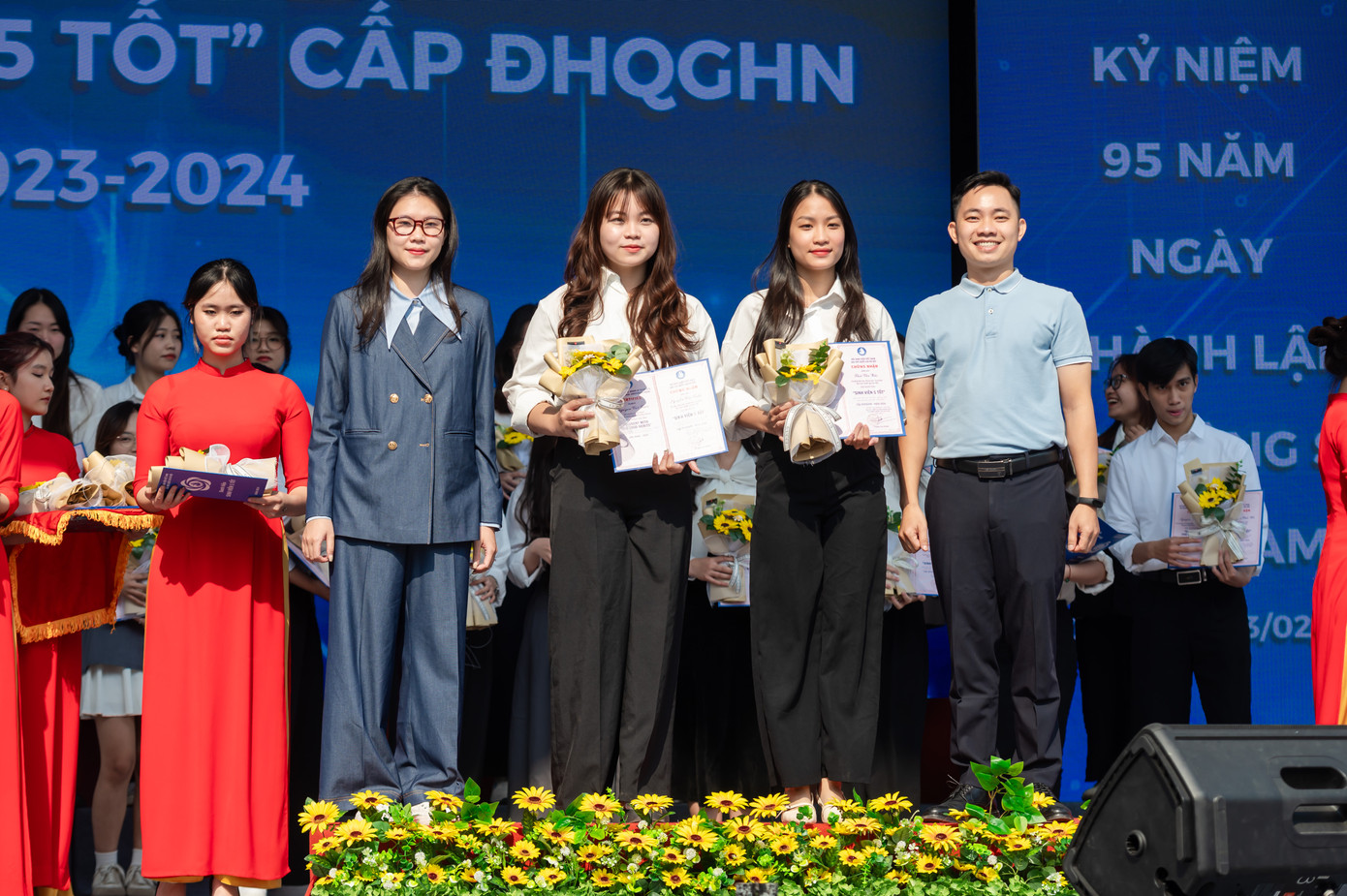 Thuỳ Dương (đứng thứ 2 từ phải sang) vinh dự nhận danh hiệu “Sinh viên 5 tốt” cấp Đại học Quốc gia Hà Nội.