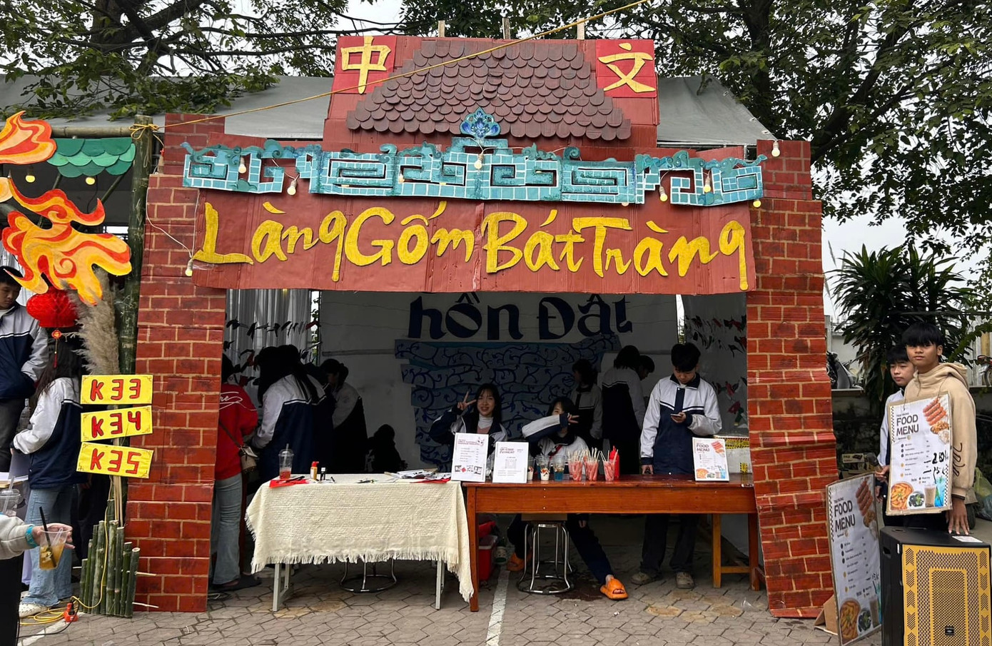 Gian trại về làng gốm Bát Tràng của các em học sinh khối chuyên Trung.