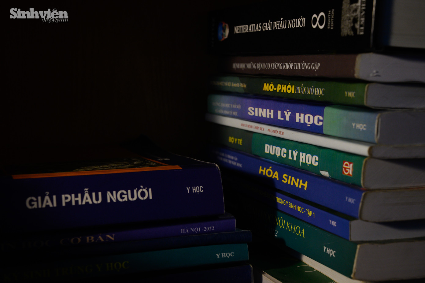 Khoảng thời gian còn lại trong ngày, Đức tiếp tục chong đèn học tập.