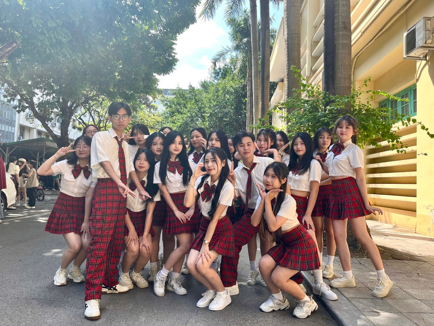 Thảo Chi chụp cùng đội thi Khoa Lịch sử, cuộc thi Dance Storm 2024. Thảo Chi chụp cùng đội thi Khoa Lịch sử, cuộc thi Dance Storm 2024.