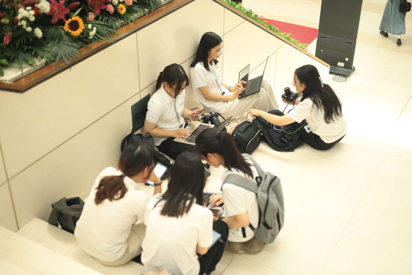 Các “nhà báo tương lai” miệt mài tác nghiệp, ghi chép và viết bài ngay tại khuôn viên Hội báo. Các “nhà báo tương lai” miệt mài tác nghiệp, ghi chép và viết bài ngay tại khuôn viên Hội báo.