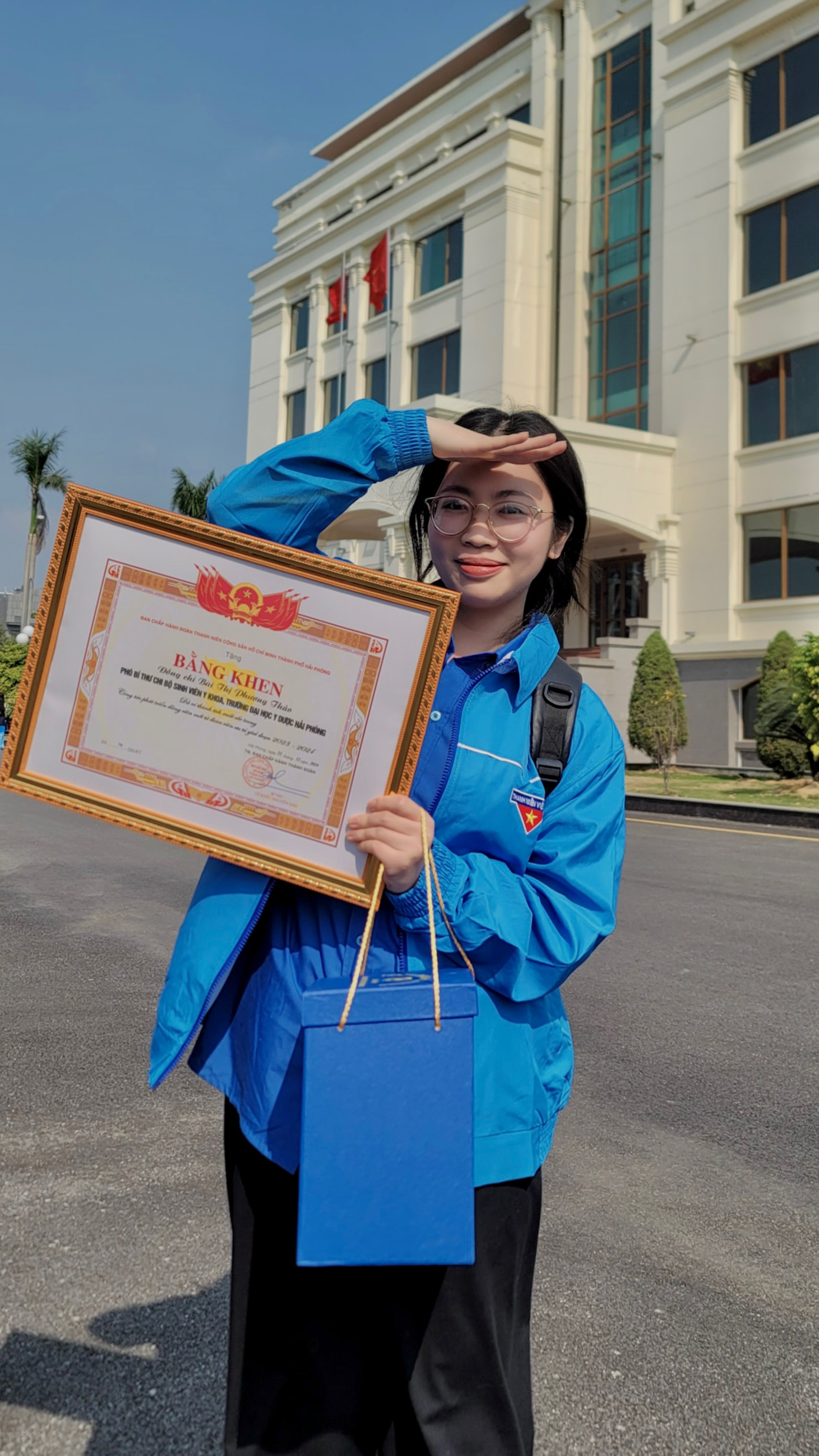 Phương Thảo nhận khen thưởng cá nhân xuất sắc trong công tác phát triển Đảng.