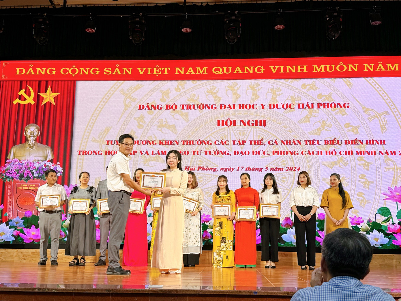 Phương Thảo nhận Giấy khen Đảng viên tiêu biểu trong học tập và làm theo tư tưởng, đạo đức, phong cách Hồ Chí Minh năm 2024.