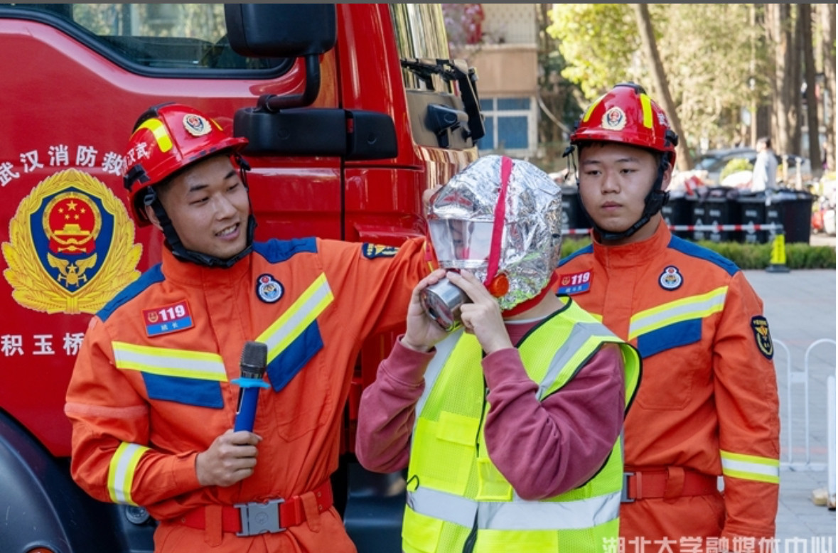 Sinh viên diễn tập PCCC_Nguồn_ Trang thông tin Đại học Hồ Bắc.