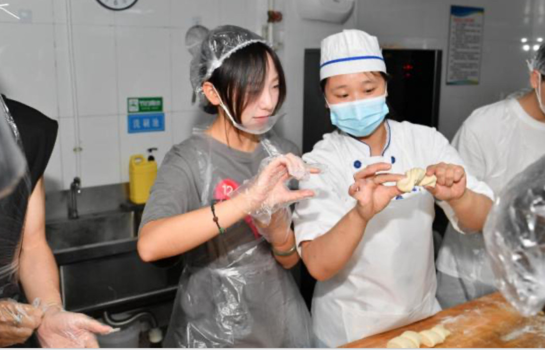 Sinh viên thực hành nấu ăn tại nhà ăn của trường_Nguồn_ Cổng thông tin Đại học Mỏ và Công nghiệp Trung Quốc, Bắc Kinh.