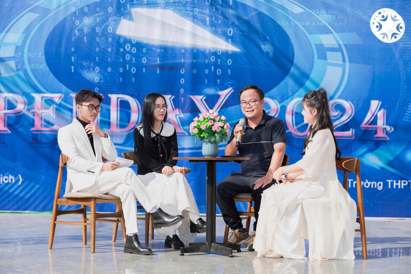 Các diễn giả giao lưu, chia sẻ cùng các bạn học sinh (Ảnh: BTC)