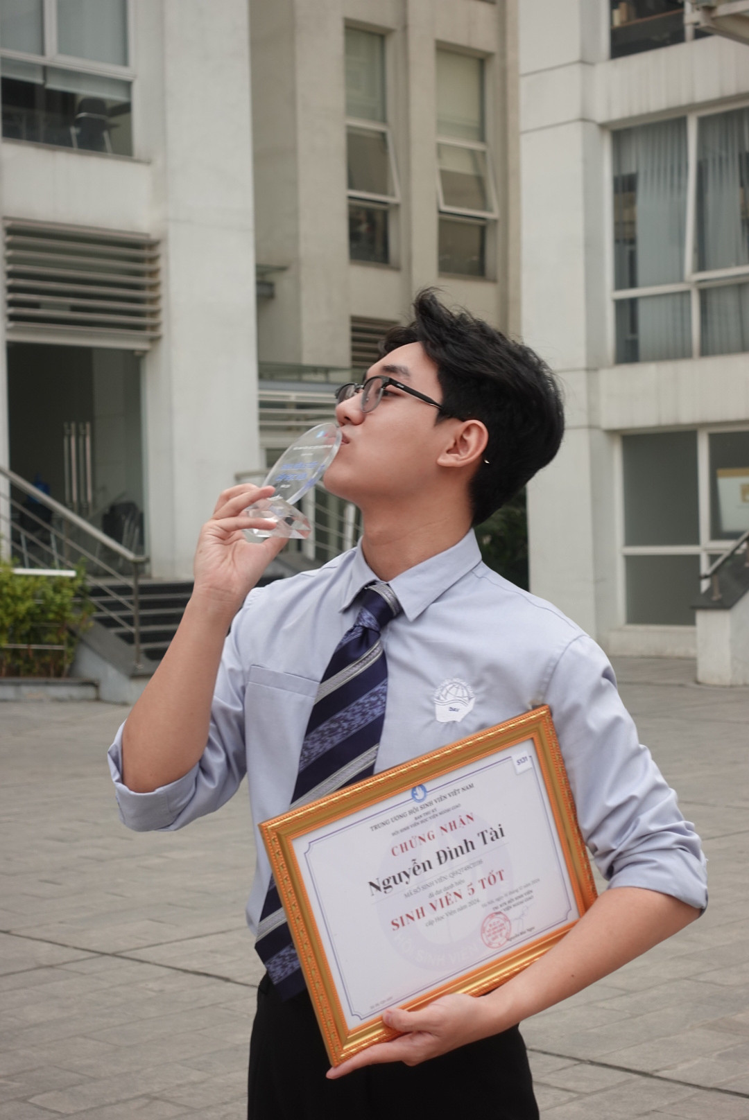 Đình Tài nhận danh hiệu Sinh viên 5 tốt, ghi dấu những nỗ lực. Đình Tài nhận danh hiệu Sinh viên 5 tốt, ghi dấu những nỗ lực.