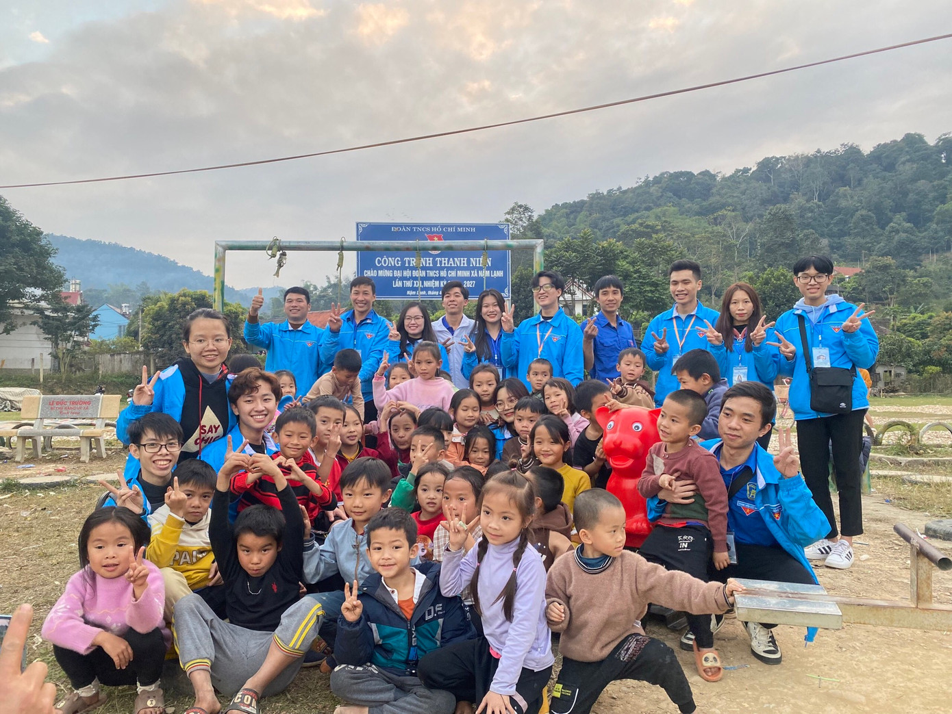 Hà Thành (ngoài cùng bên phải) tham gia chương trình tình nguyện Đông ấm về bản 2022 tại xã Nậm Lạnh, huyện Sốp Cộp, tỉnh Sơn La. Hà Thành (ngoài cùng bên phải) tham gia chương trình tình nguyện Đông ấm về bản 2022 tại xã Nậm Lạnh, huyện Sốp Cộp, tỉnh Sơn La.