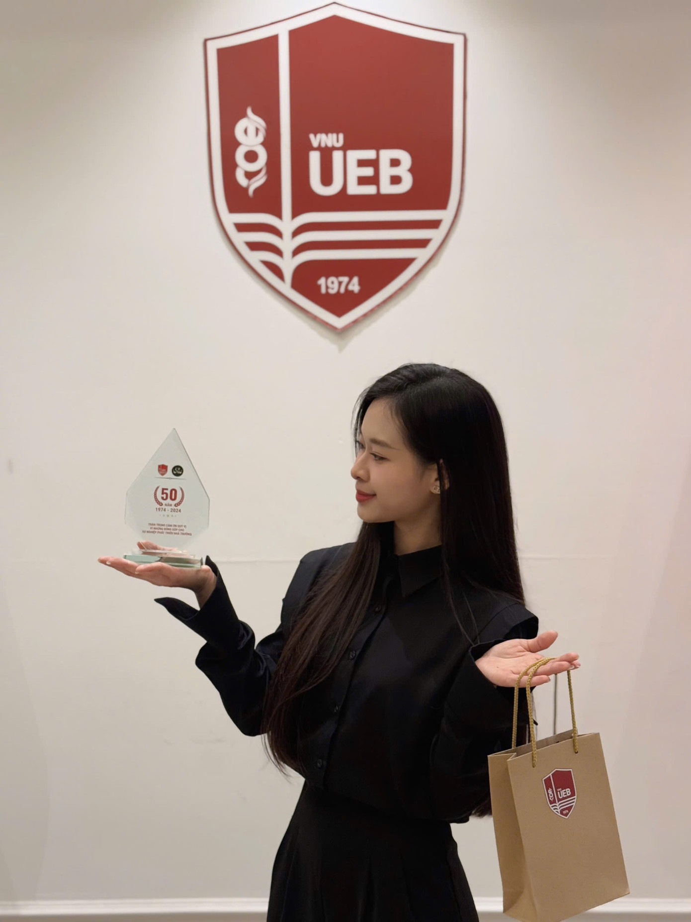 "Một khoảnh khắc khi Diệu Phương vinh dự được nhận kỷ niệm chương đã có những đóng góp cho sự phát triển của UEB nhân dịp kỷ niệm 50 năm thành lập."