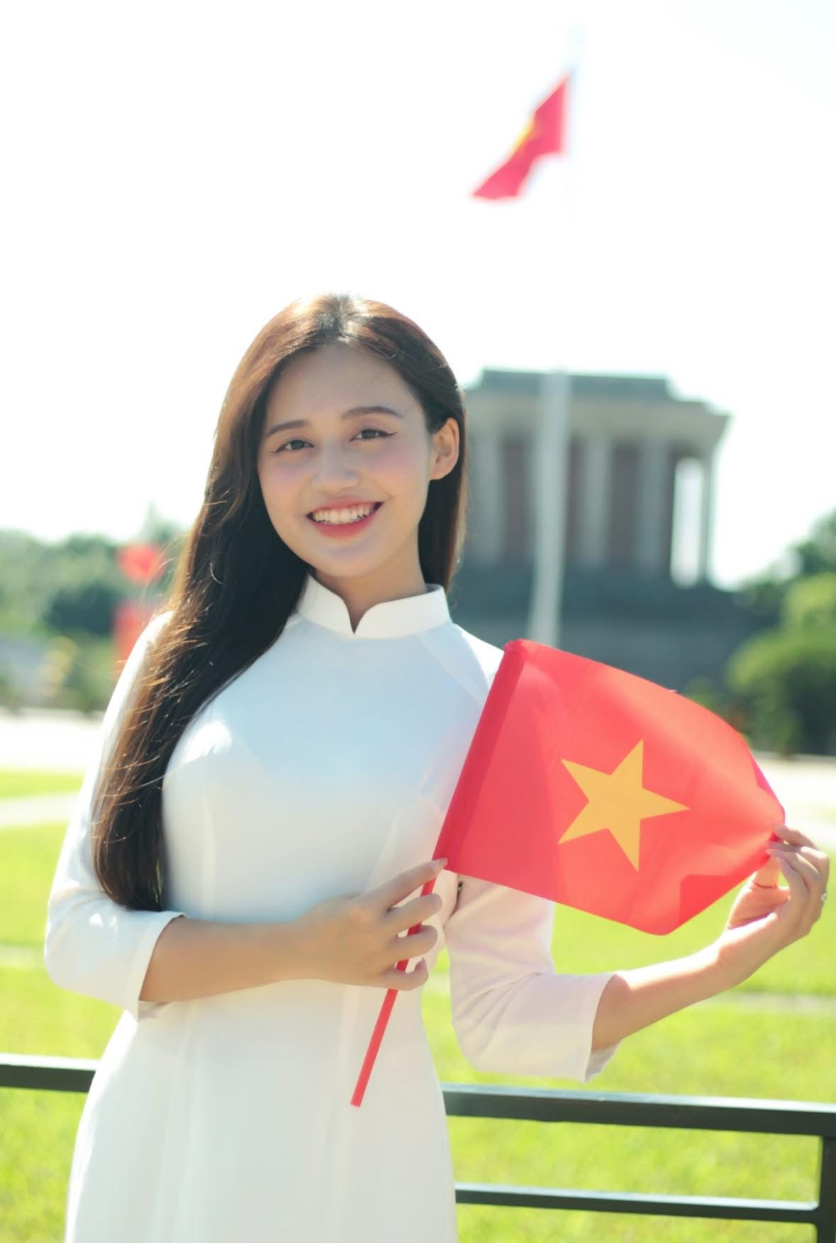 Hồng Hạnh luôn yêu tà áo dài truyền thống.