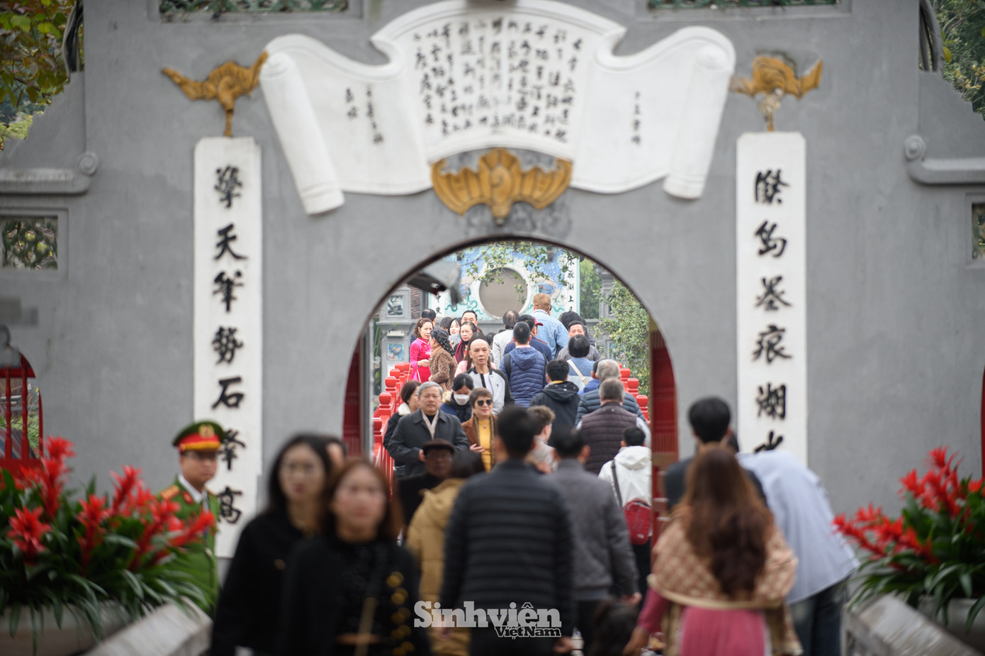 Những ngày này, Đền Ngọc Sơn đông đúc hơn, người dân đi chùa, đền... từ sớm, cầu cho một năm mới bình an.