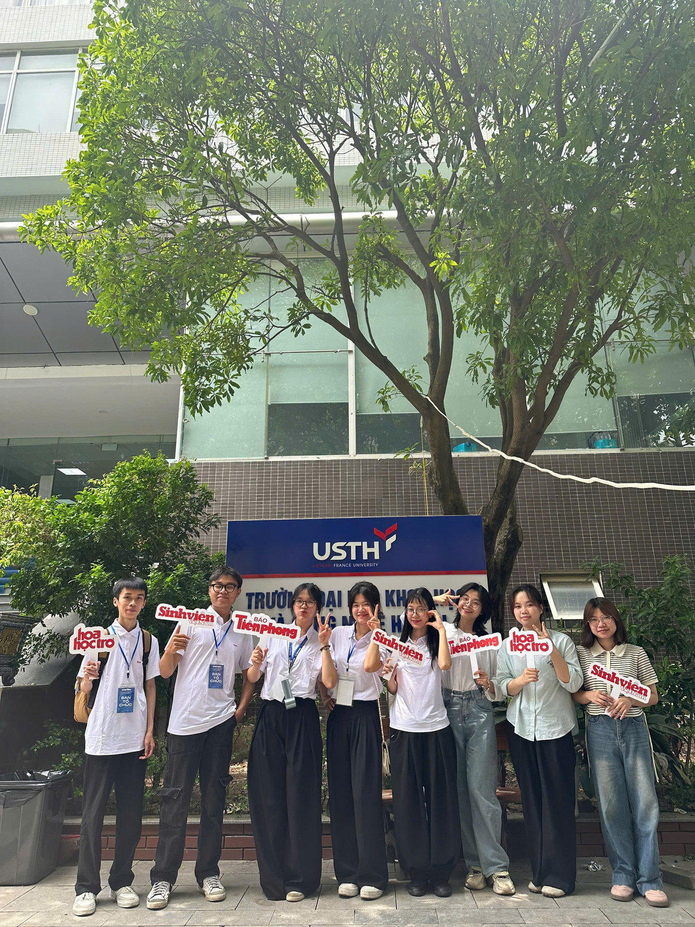 Lan Anh cùng các thực tập sinh khác đảm nhận công tác hậu cần.